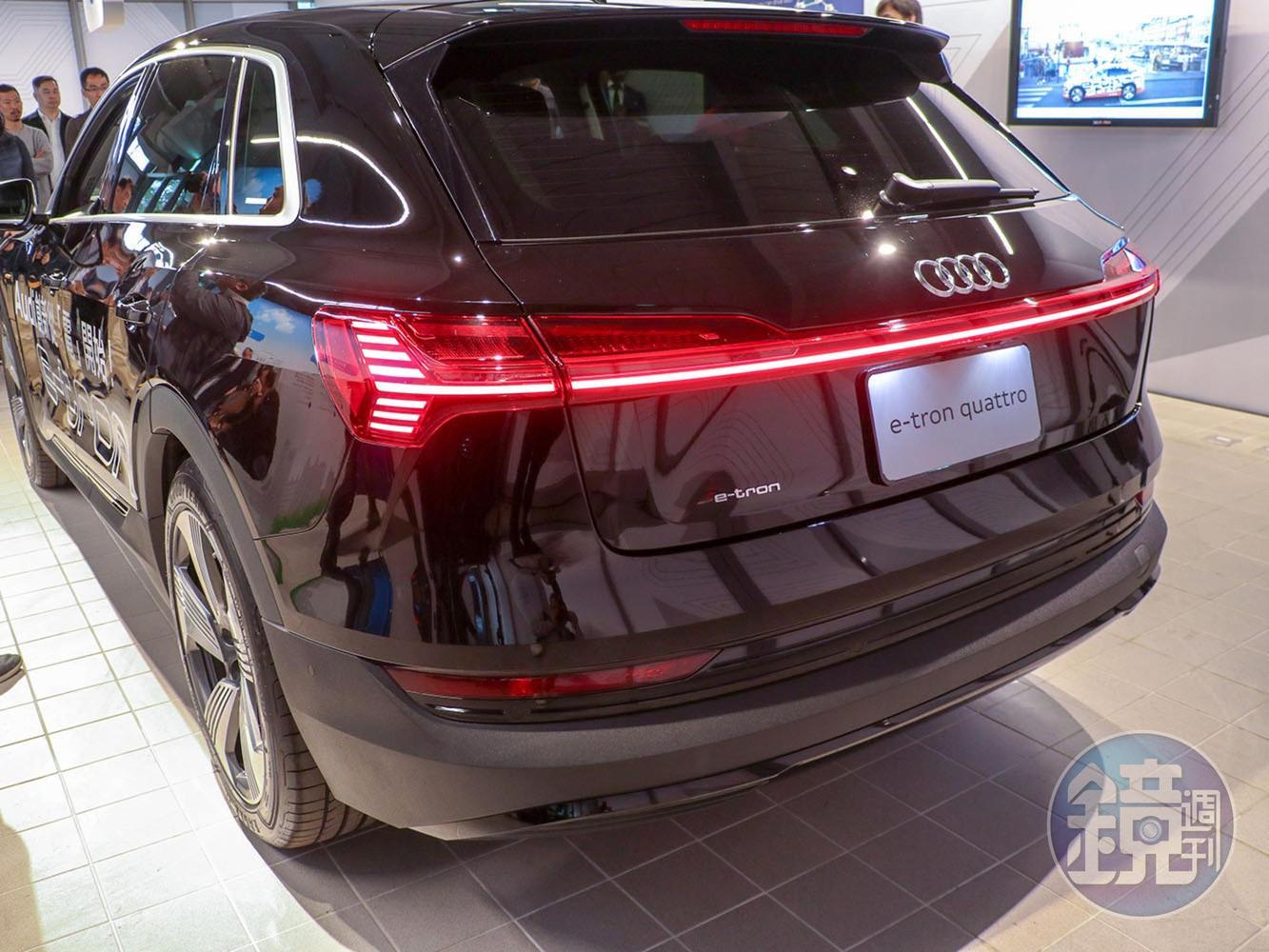 AUDI e-tron的車尾燈也採用了連線的方式將兩側整合在一起。