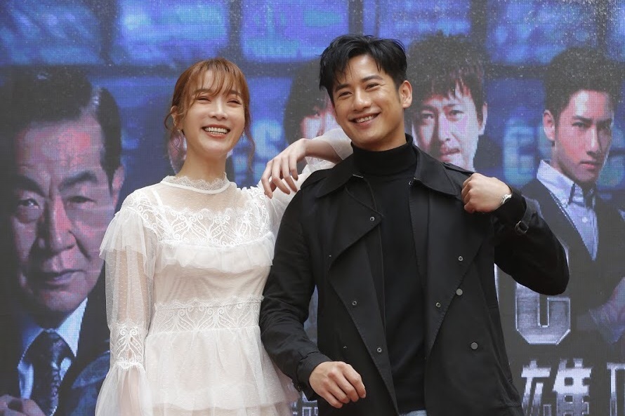 蔡淑臻一身飄逸雪白服裝，與周孝安一同出席首映會。