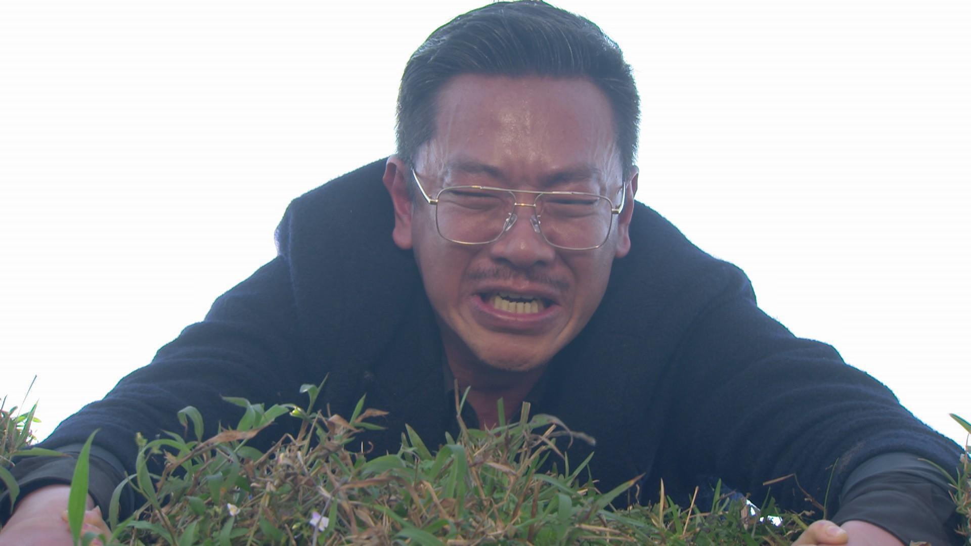 江俊翰使出全力拍攝墜崖戲碼，臉漲成豬血色相當嚇人。（民視提供）
