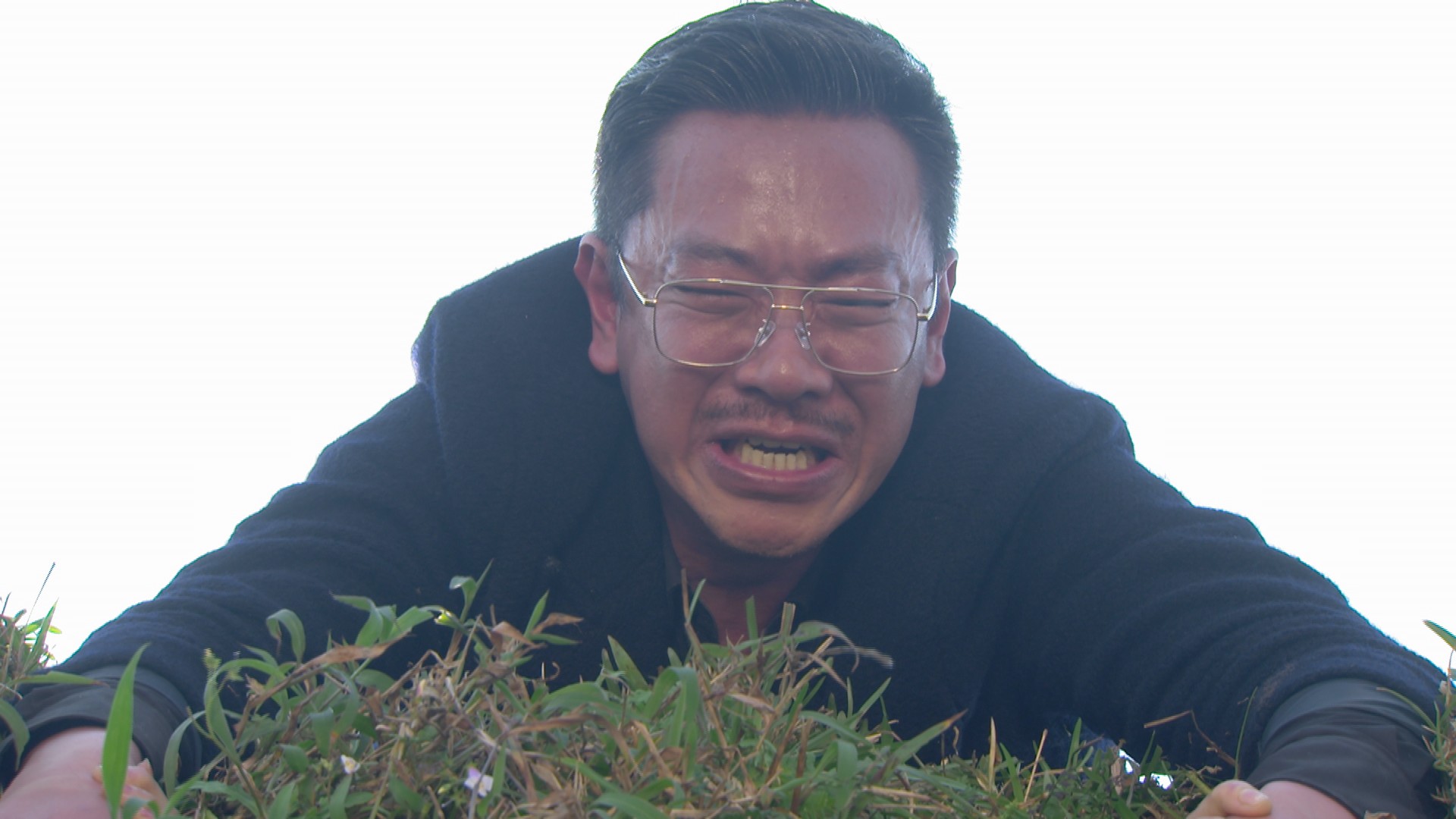 江俊翰使出全力拍攝墜崖戲碼，臉漲成豬血色相當嚇人。（民視提供）