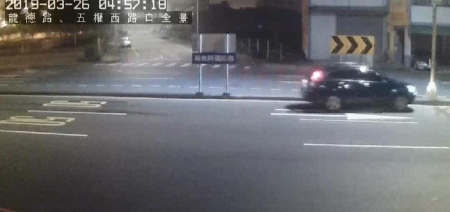 休旅車慢慢偏移即將撞上路燈。(警方提供)