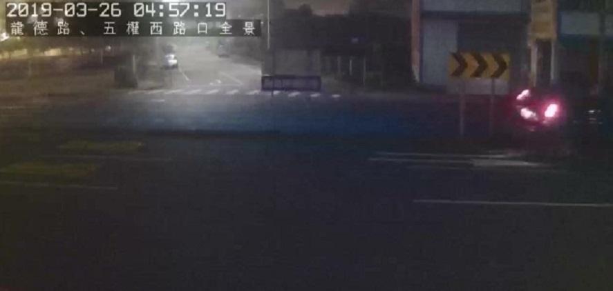 休旅車撞上路燈的瞬間,道路瞬間漆黑。(警方提供)