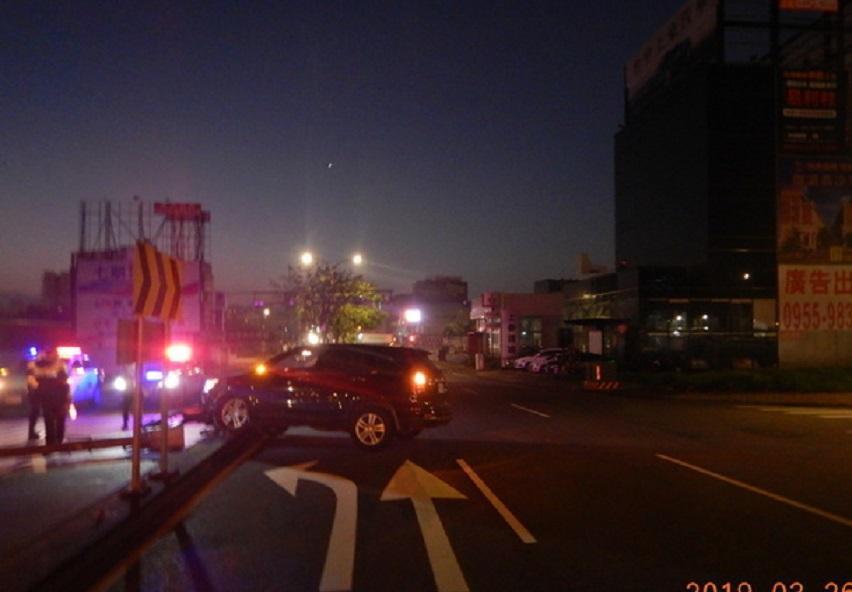 休旅車卡在分隔島上動彈不得。(警方提供)