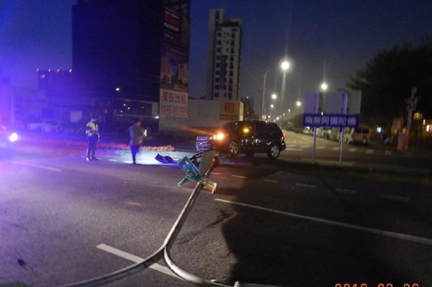 肇事休旅車與倒地的燈桿。(警方提供)