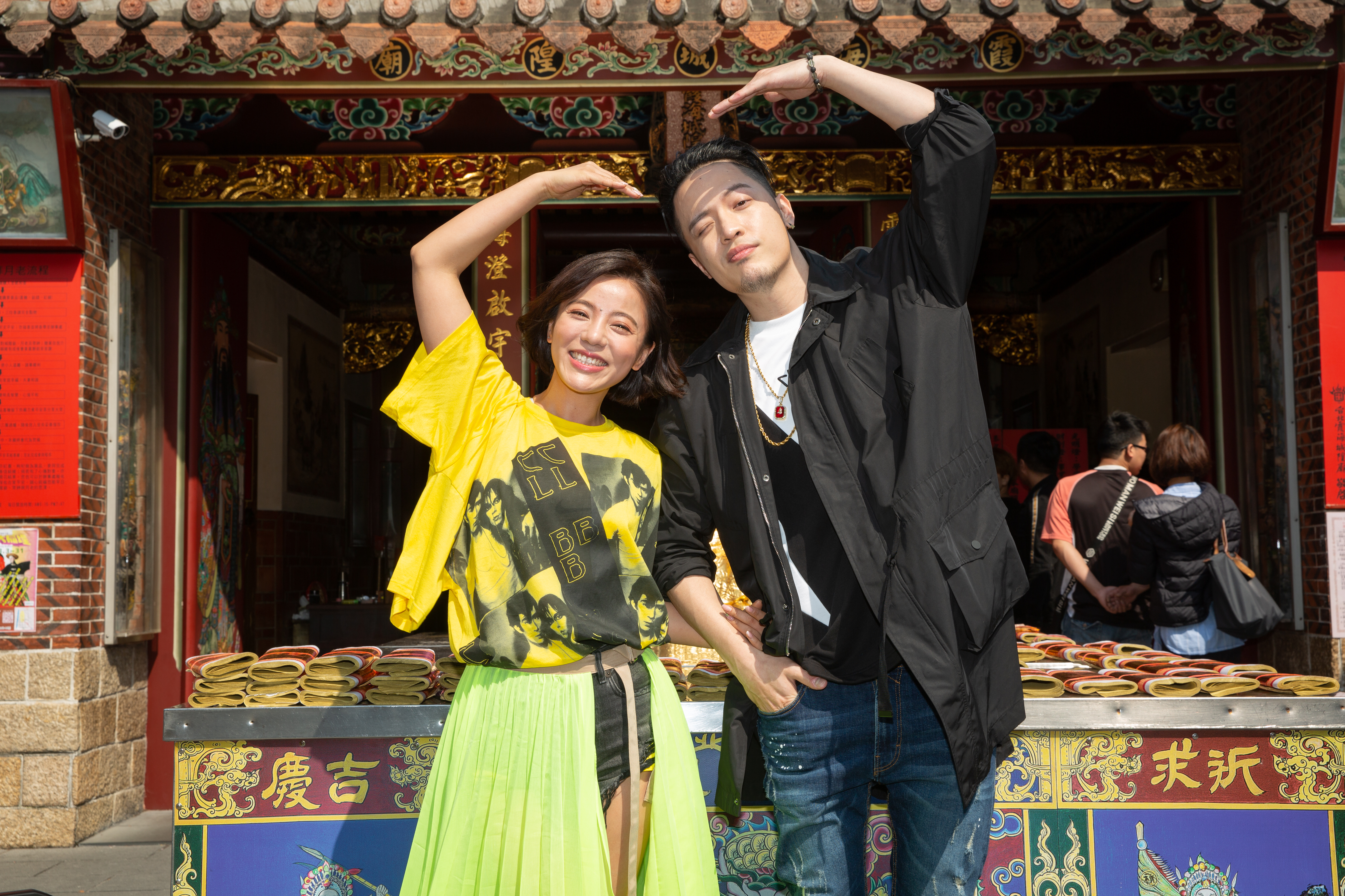 拍照時丁噹與J.Sheon被要求手比愛心，兩人卻超沒默契，讓丁噹笑得尷尬。