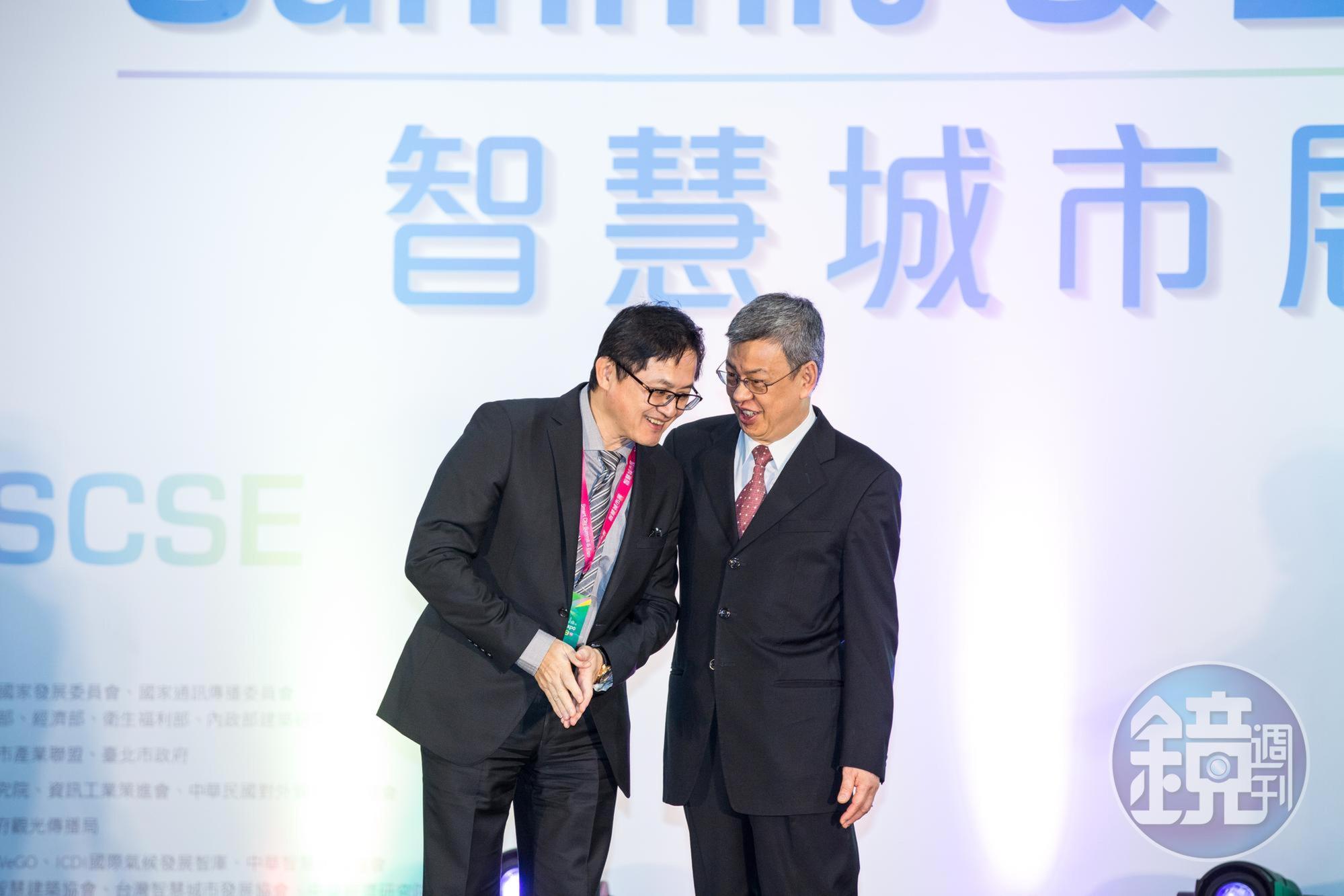 身為蘋果第二大代工廠的和碩董事長童子賢(左),表示硬體產能過剩是目前供應鏈要面對的問題,但產業會自己調整,不用太過擔心。