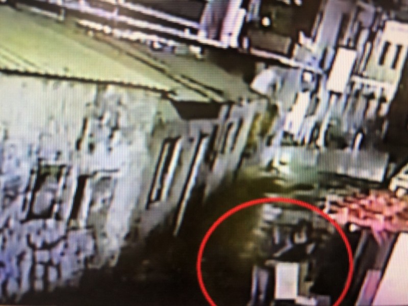 陳男將普洱茶一箱一箱搬出，用帆布蓋上避免茶葉因潮濕走味，隨後利用推車將贓物搬至馬路，最後駕車逃離。（警方提供）