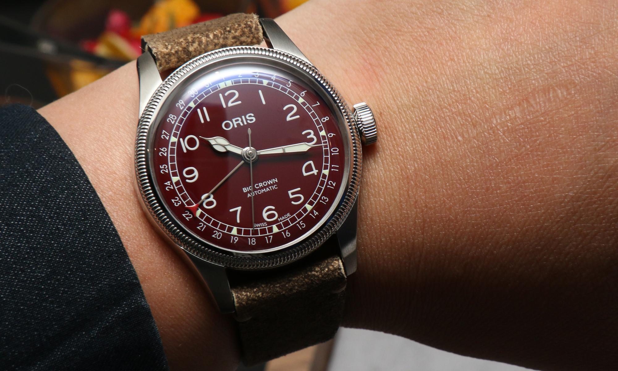 Big Crown Pointer Date新增加紅色面盤，錶徑40mm，定價NT$43,000。