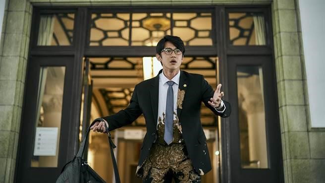 吳慷仁飾演法扶律師為殺人犯辯護，慘遭抗議民眾潑糞的畫面引起網友熱議。（公視提供）