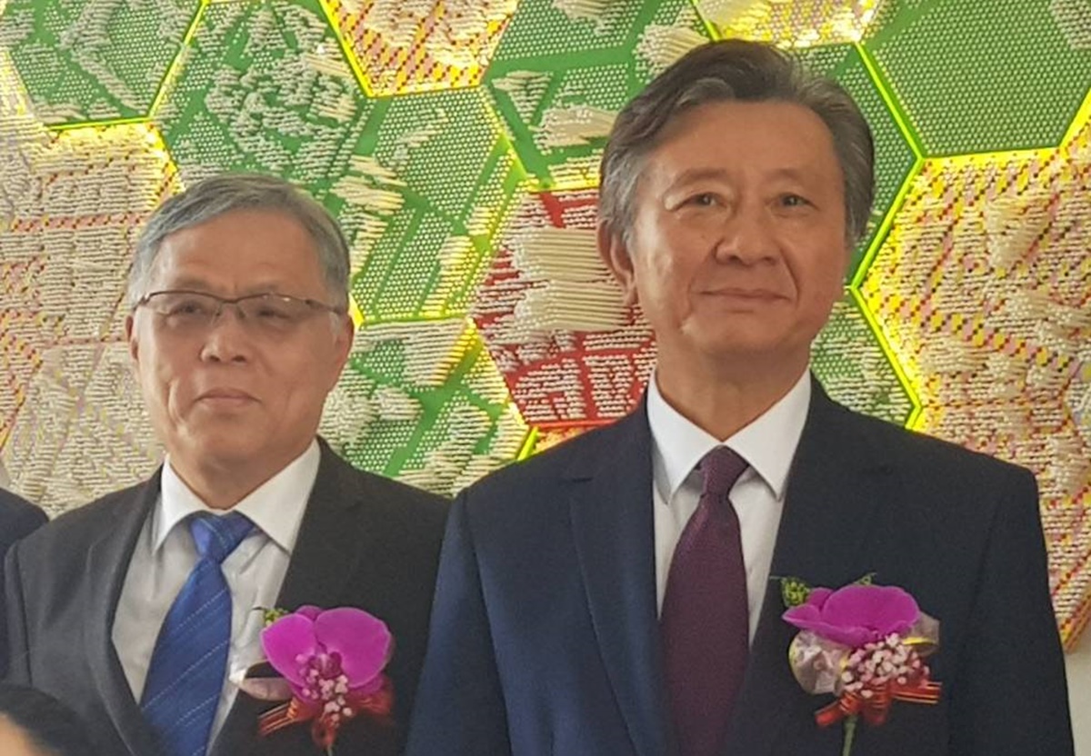 歷經17年才整合完成永雄卓閱，永雄建設機構董事長劉炳煌（左）與甲桂林廣告副董事長曹瑞濱（右）出席公開記者會。