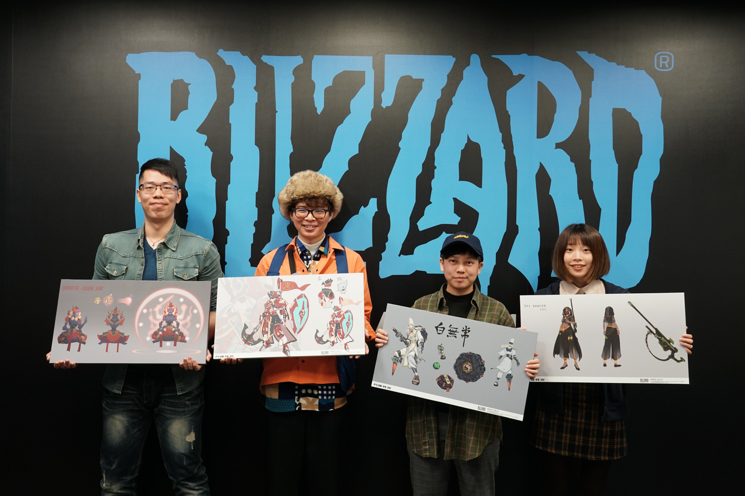 台灣暴雪邀請《鬥陣特攻》造型創作擂台賽的其中四位得獎者，接受媒體採訪。由左到右分別為吳侑哲、馬璿凱、吳妍儀、廖箬婕。