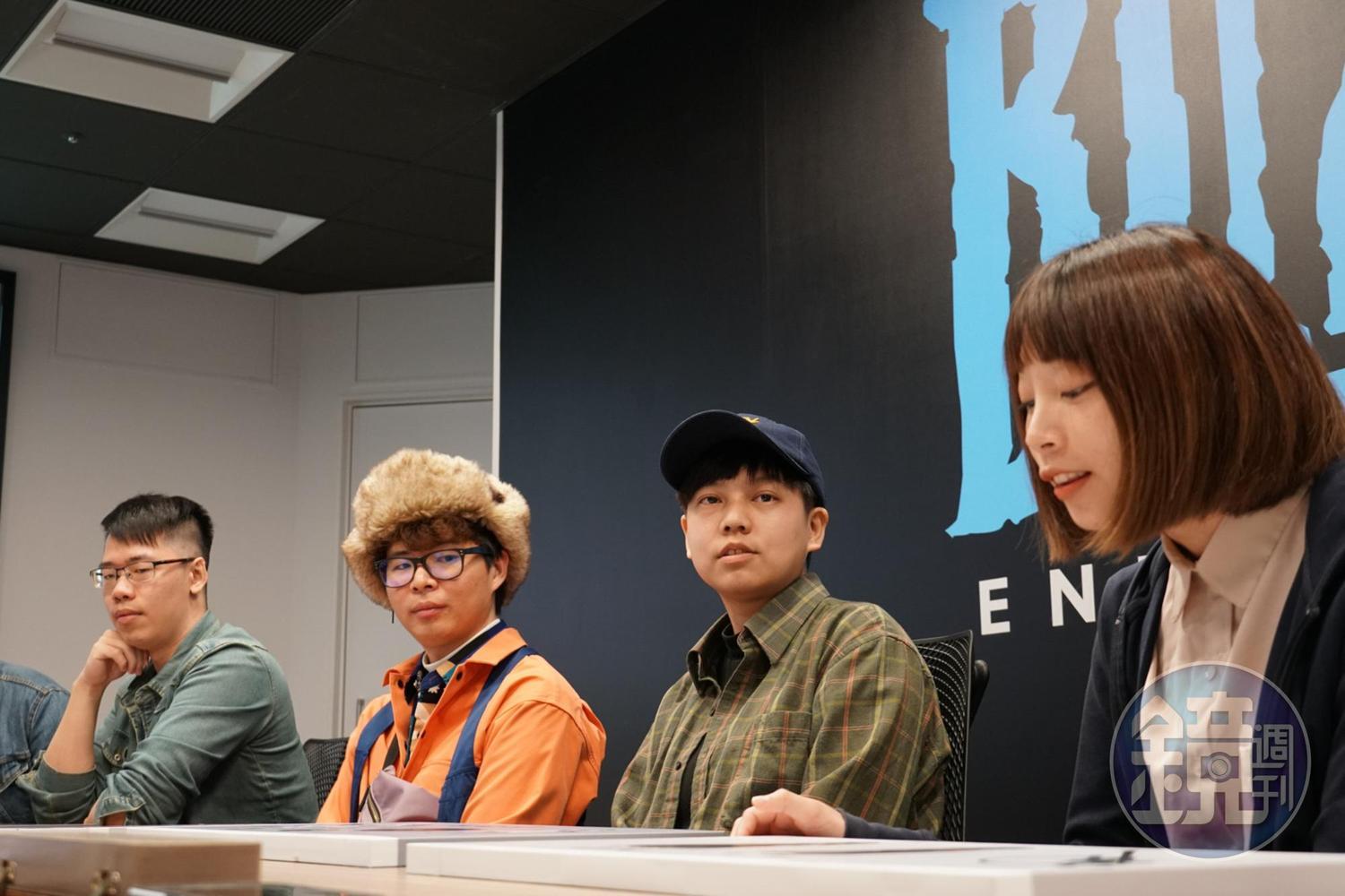 台灣暴雪邀請《鬥陣特攻》造型創作擂台賽的其中四位得獎者，接受媒體採訪。由左到右分別為吳侑哲、馬璿凱、吳妍儀、廖箬婕。
