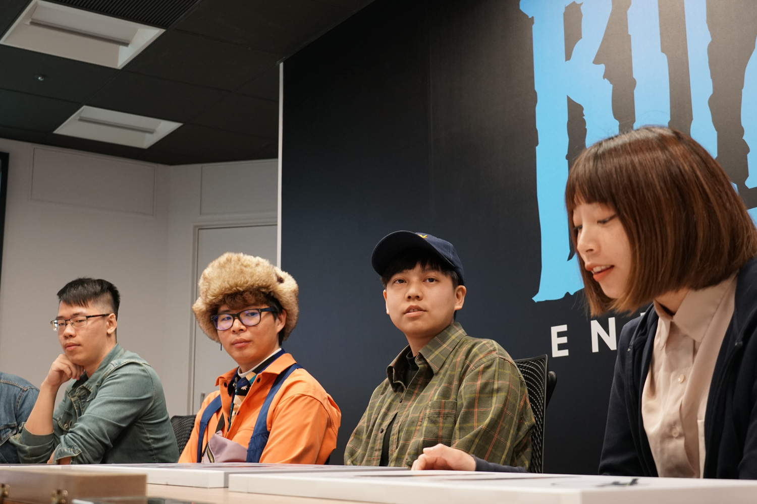 台灣暴雪邀請《鬥陣特攻》造型創作擂台賽的其中四位得獎者，接受媒體採訪。由左到右分別為吳侑哲、馬璿凱、吳妍儀、廖箬婕。