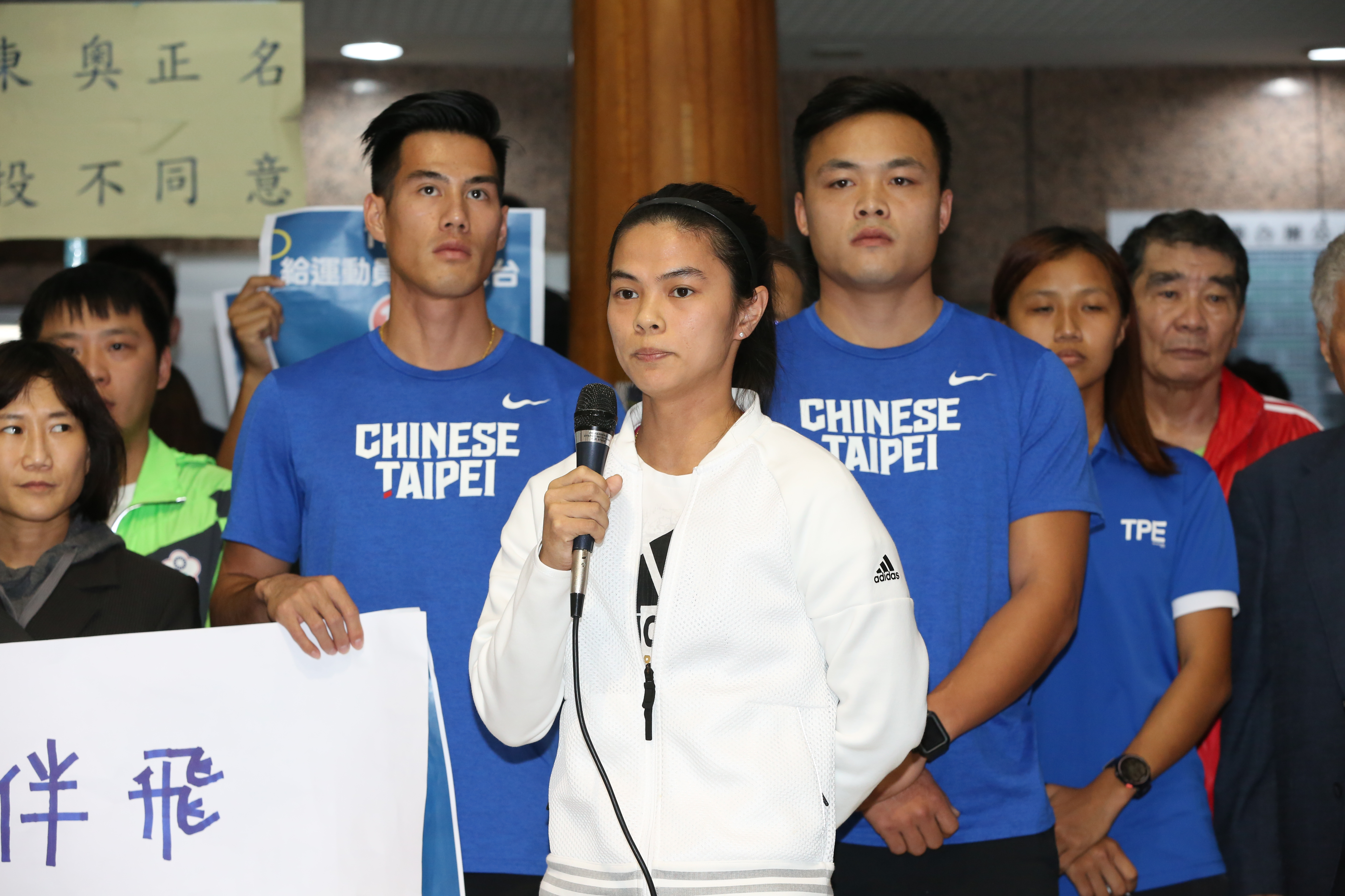 舉重天后許淑淨（前）爆出2017年11月接受藥檢未過，世錦賽銀牌須繳回。（本刊資料照）