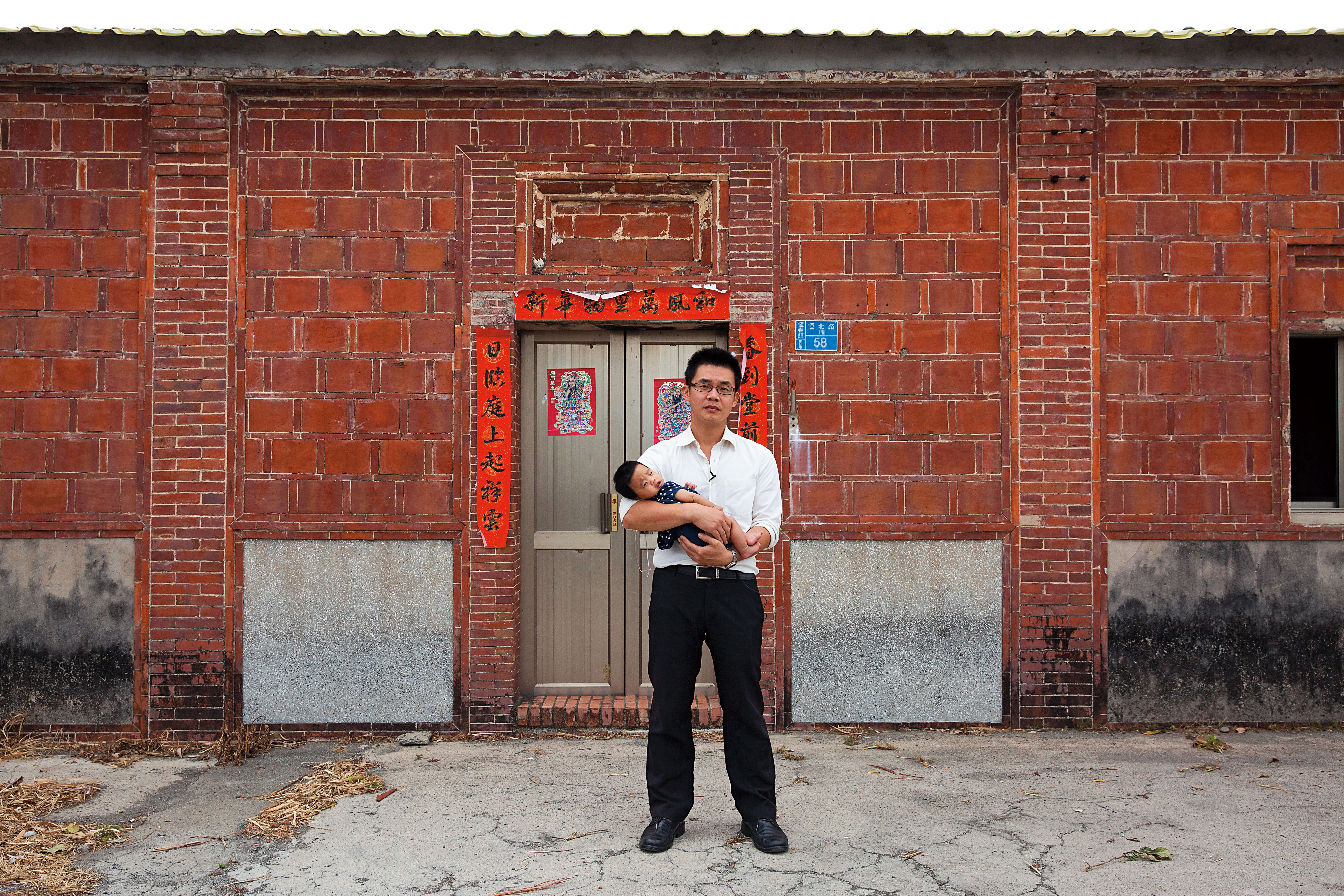 有143年歷史的恆春張家古厝目前仍有4戶居住。這天張洧齊抱著孩子，談小時候對阿公的記憶。