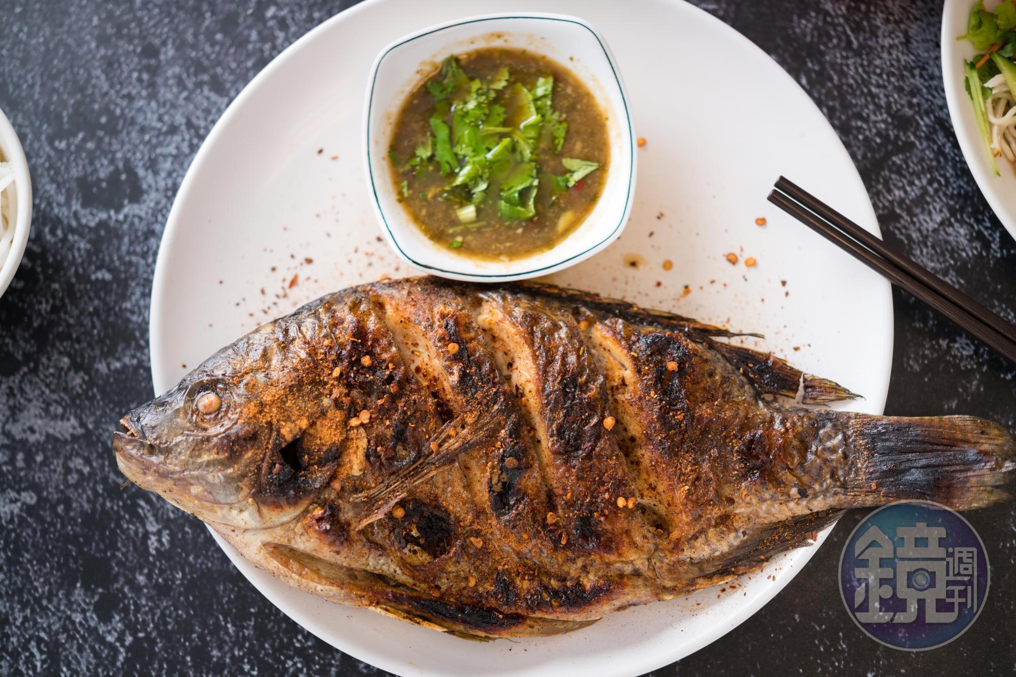 「烤魚」的魚皮酥香脆口，肉質嫩甜不柴，香料味滲透其中，蘸著醬吃，酸甜辛香。（150元／份）