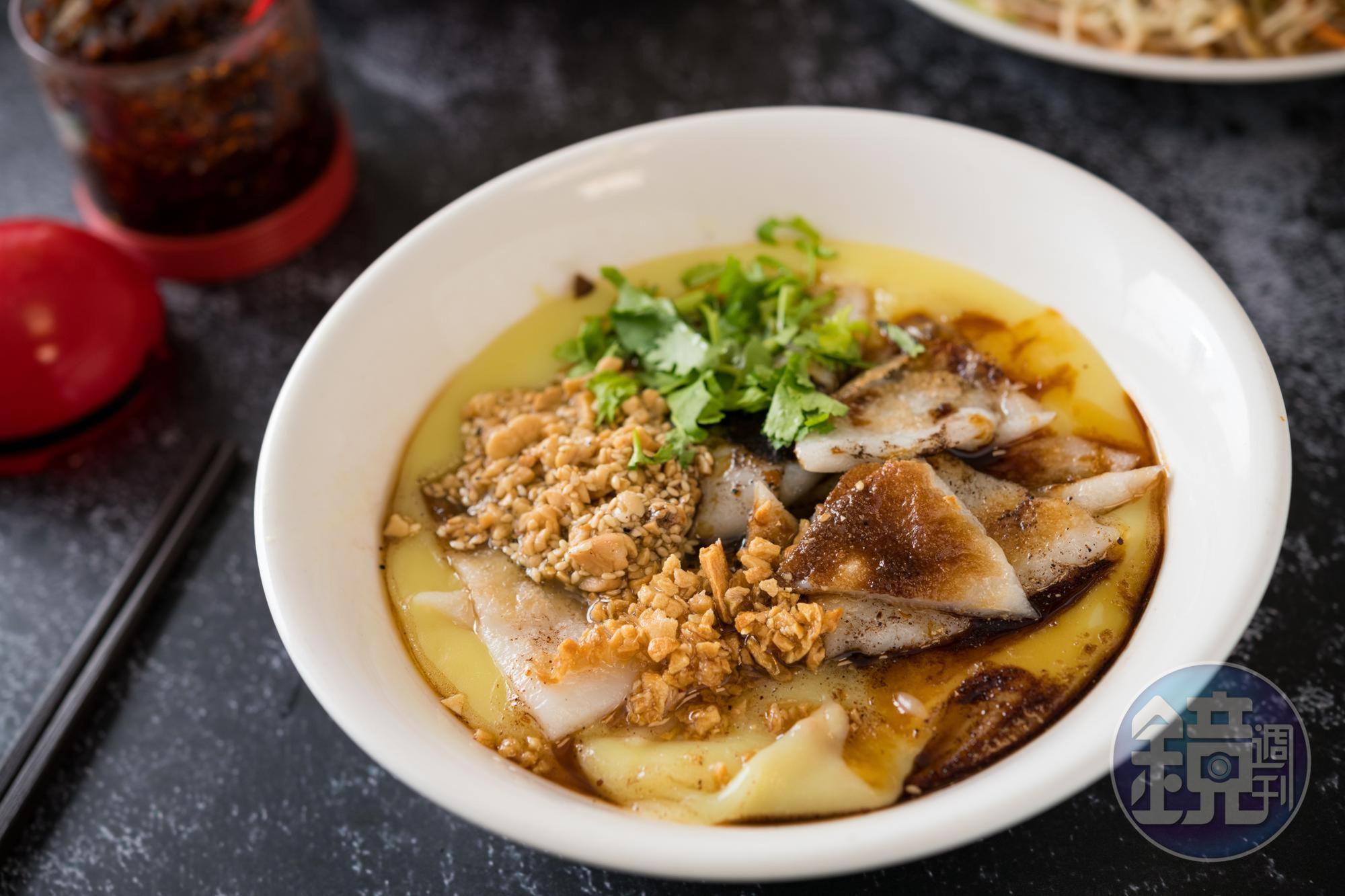 「稀豆粉烤粑粑」拌在一塊兒吃，口感黏糊又軟Ｑ，鹹鹹甜甜、味道豐富。（65元／份）