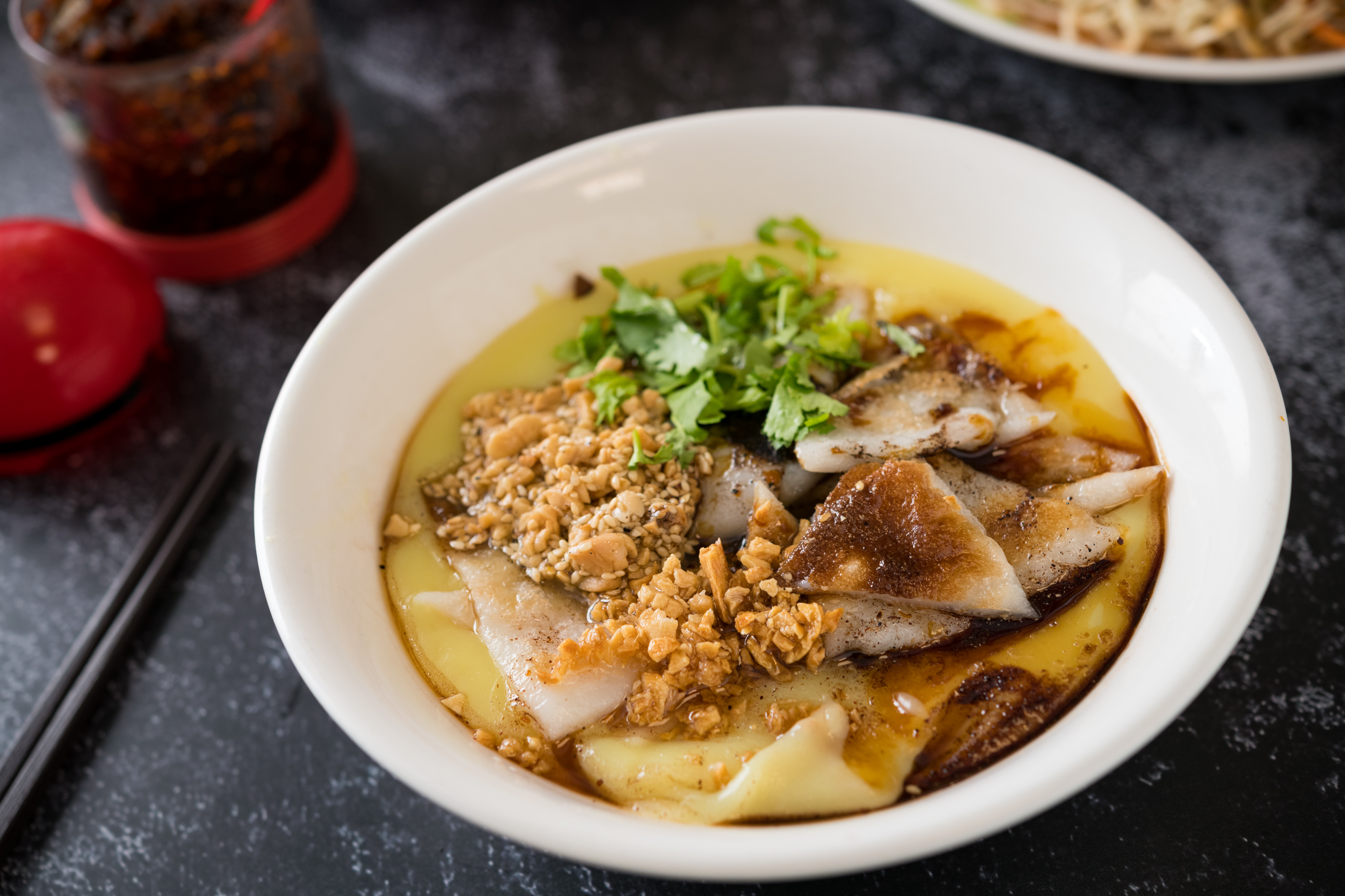 「稀豆粉烤粑粑」拌在一塊兒吃，口感黏糊又軟Ｑ，鹹鹹甜甜、味道豐富。（65元／份）