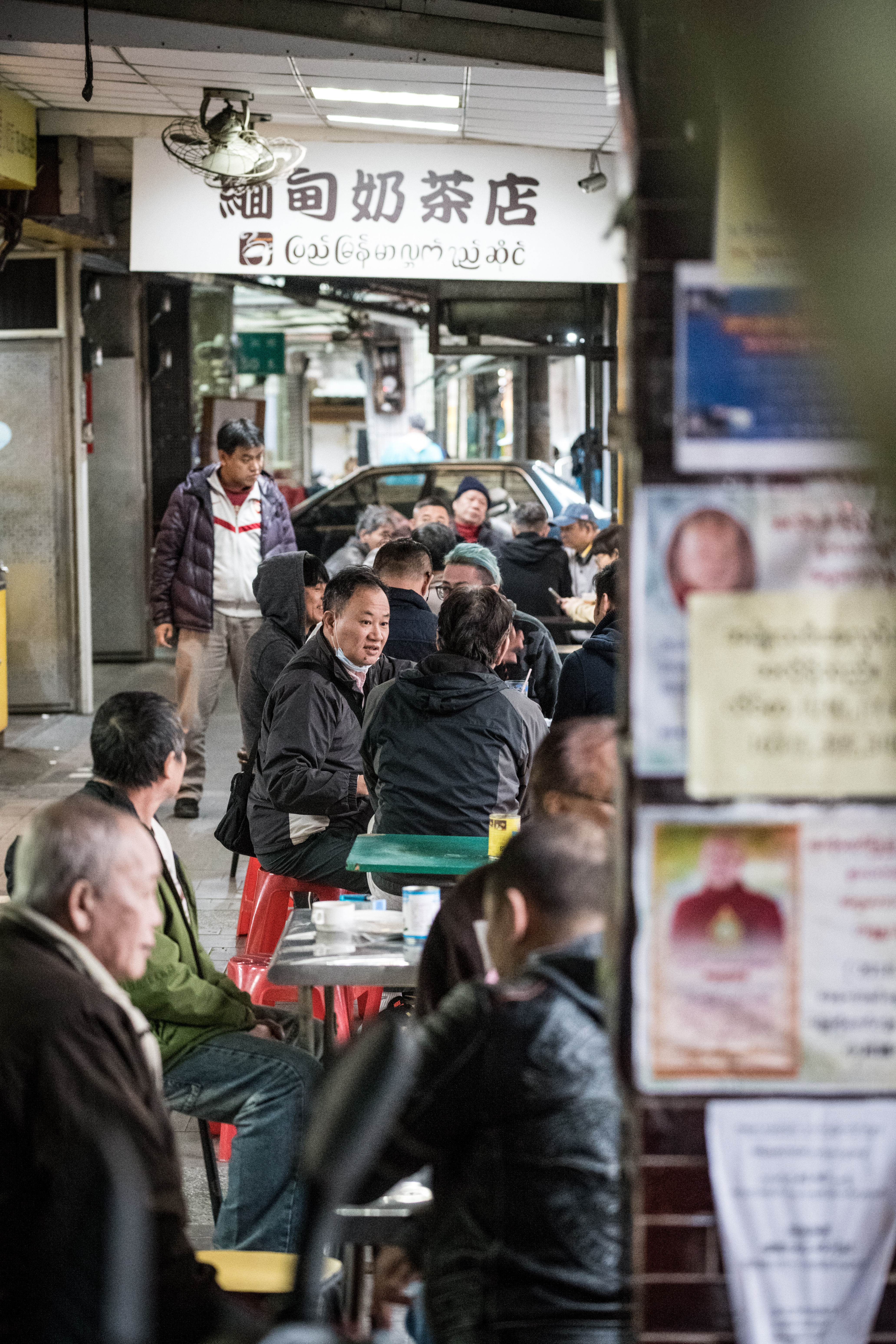 三五個緬甸人，圍坐在奶茶店外的騎樓下話家常，是緬甸街最常見的風景。