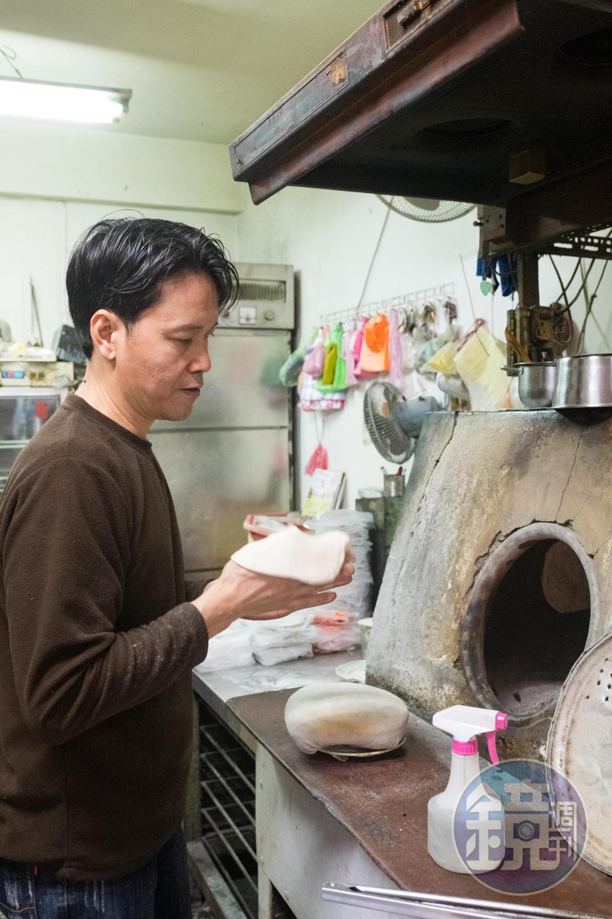「清真小吃店」的烤餅是用石磚砌成的窯爐加炭火烤成。