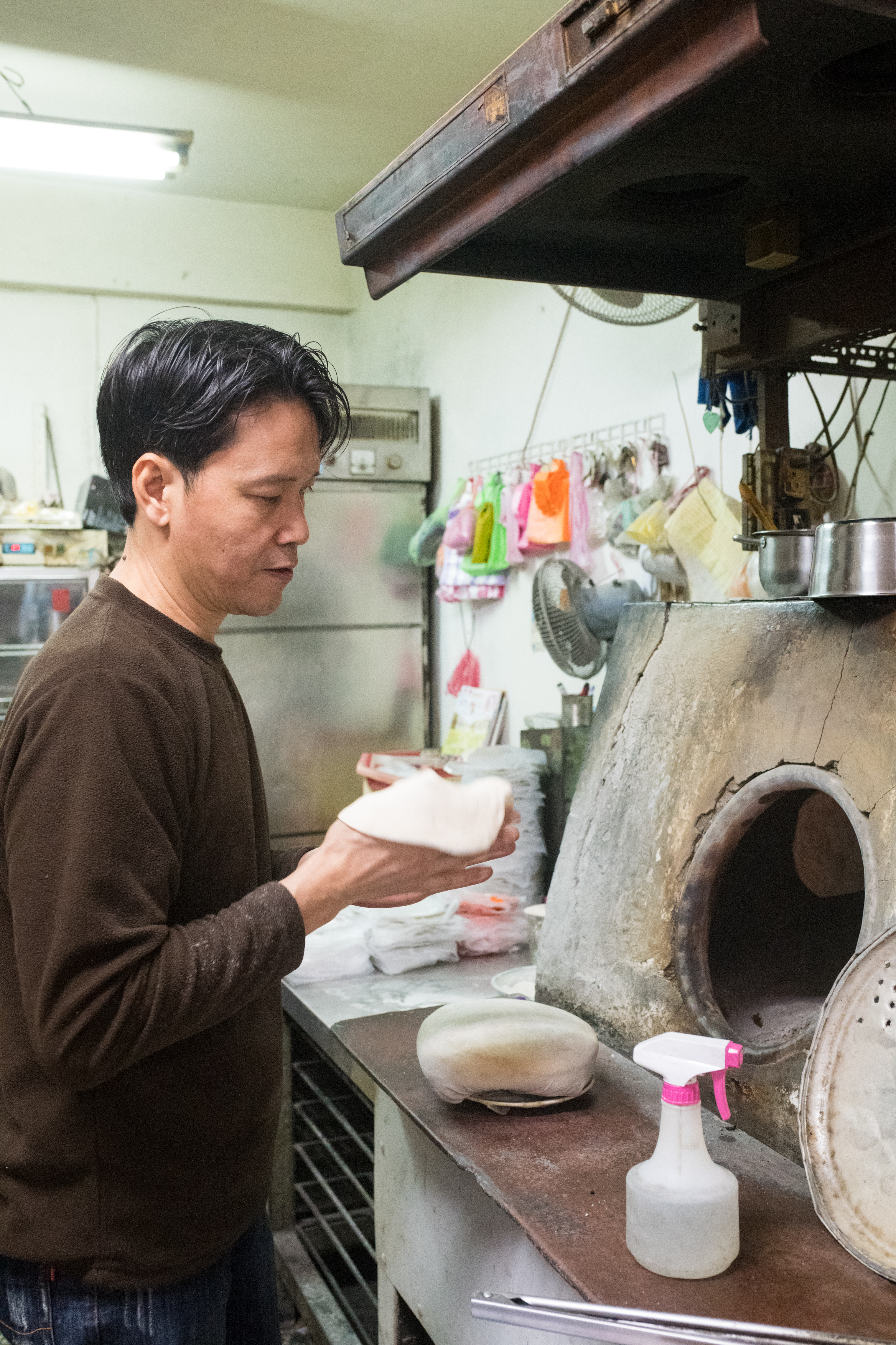 「清真小吃店」的烤餅是用石磚砌成的窯爐加炭火烤成。