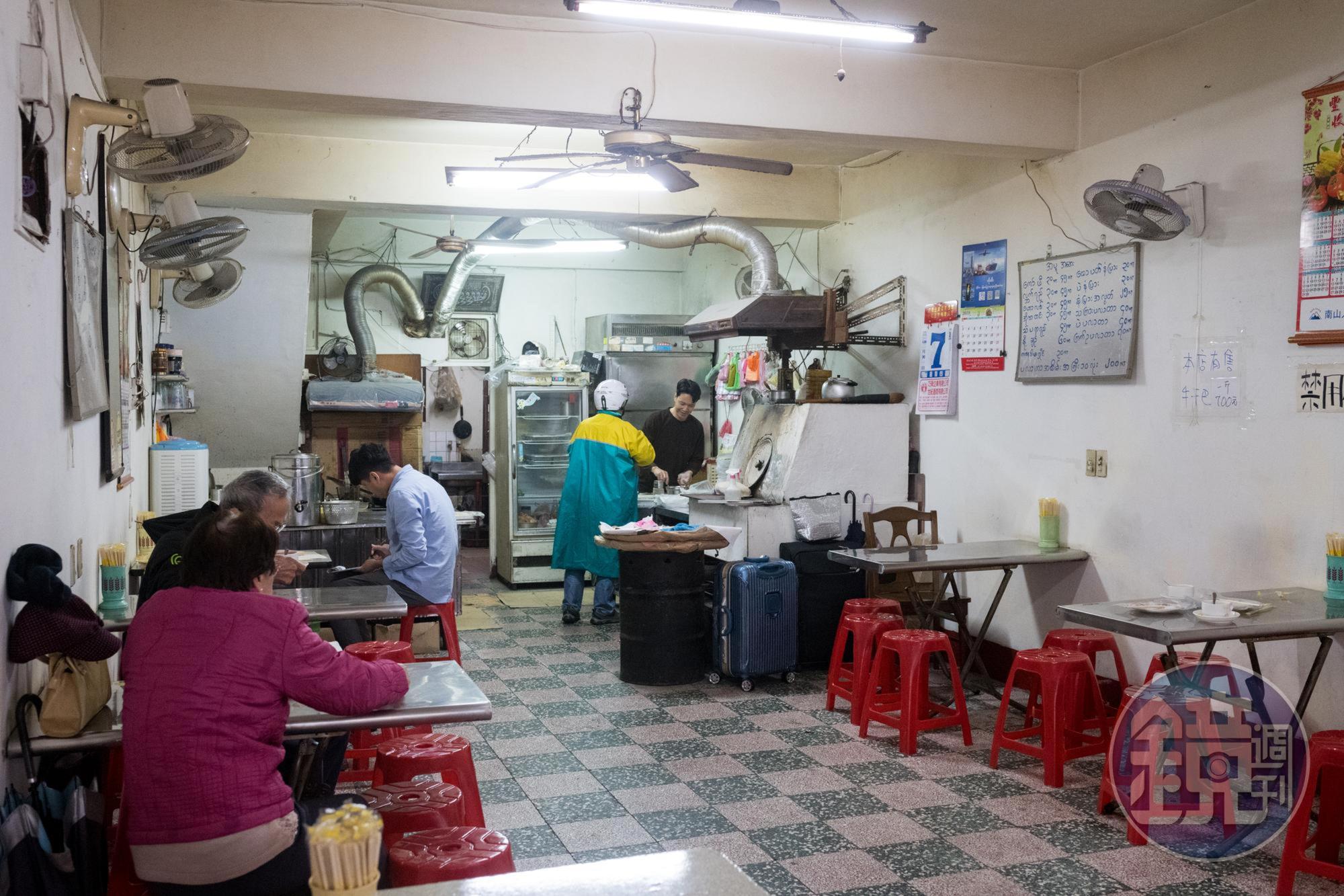 「清真小吃店」就只賣餅食和飲料。