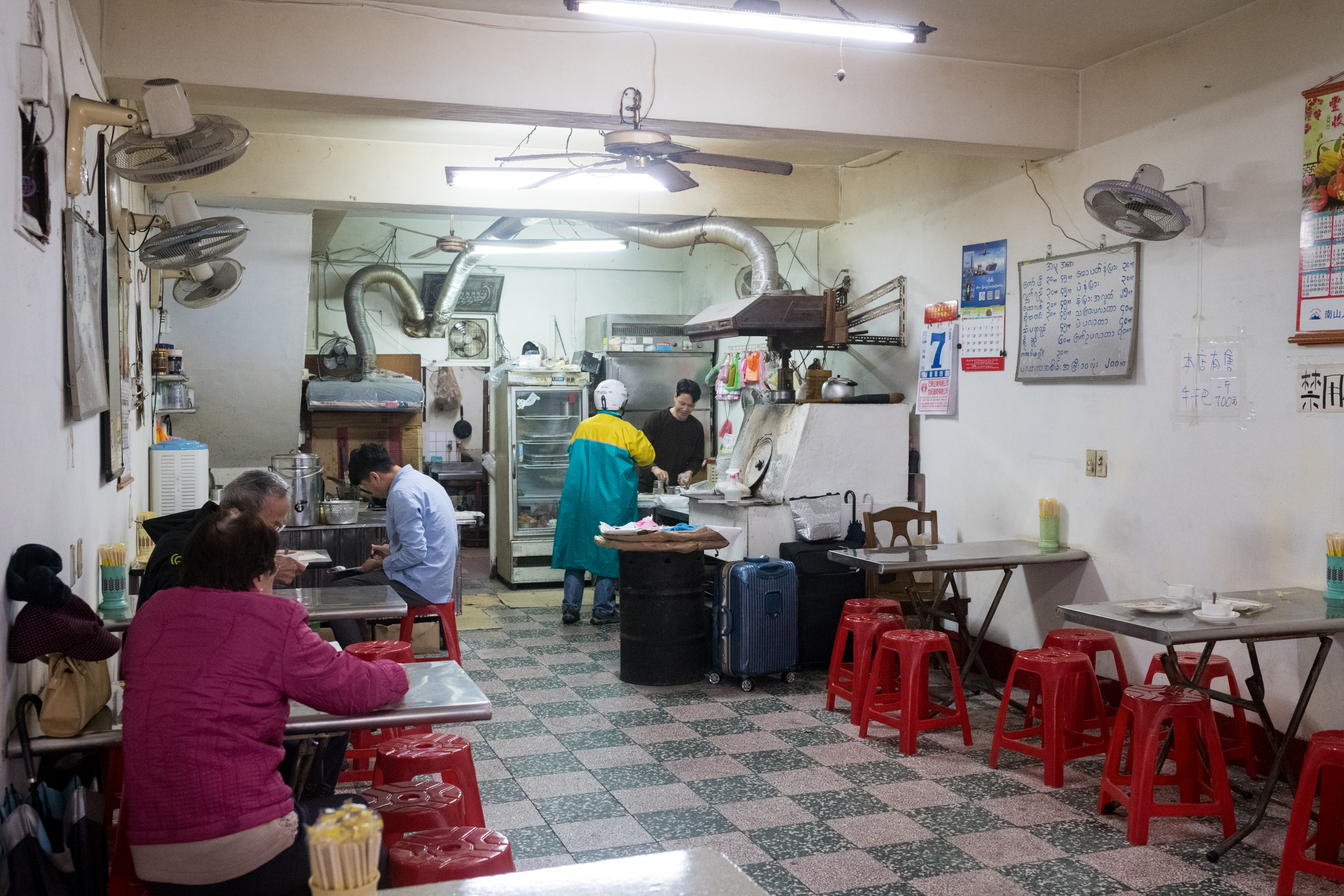 「清真小吃店」就只賣餅食和飲料。