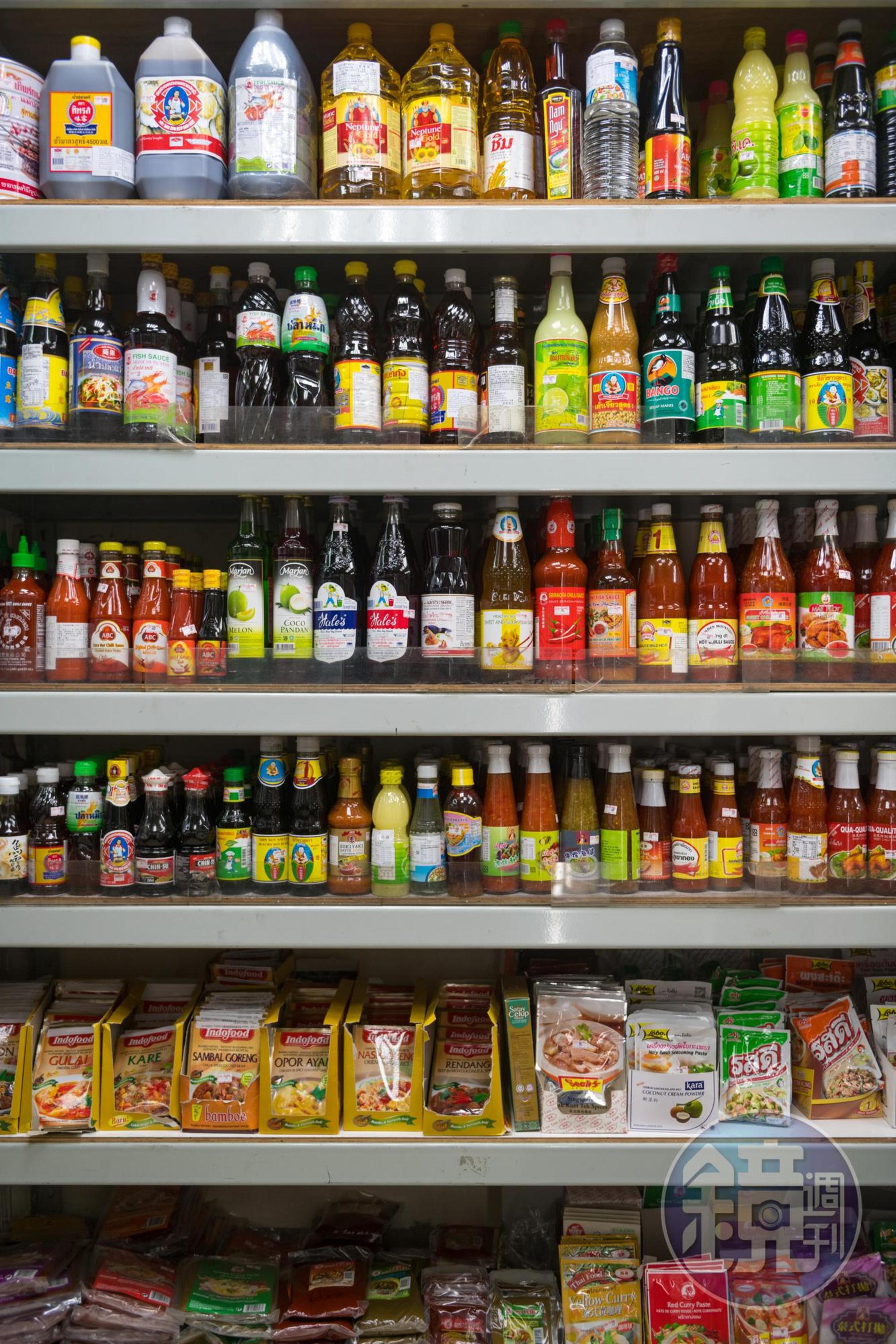 各式醬料、調味品、湯包一應俱全。