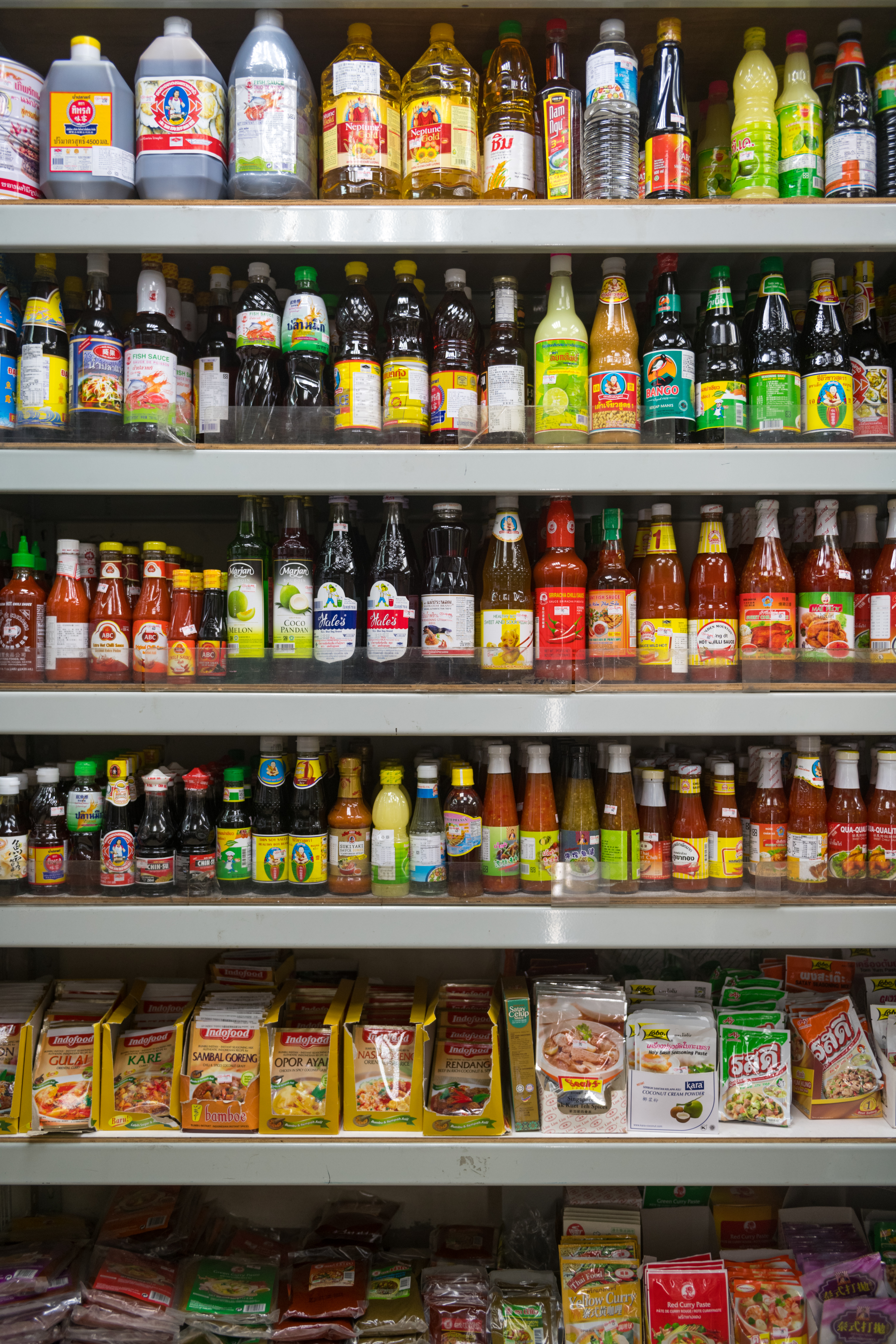 各式醬料、調味品、湯包一應俱全。