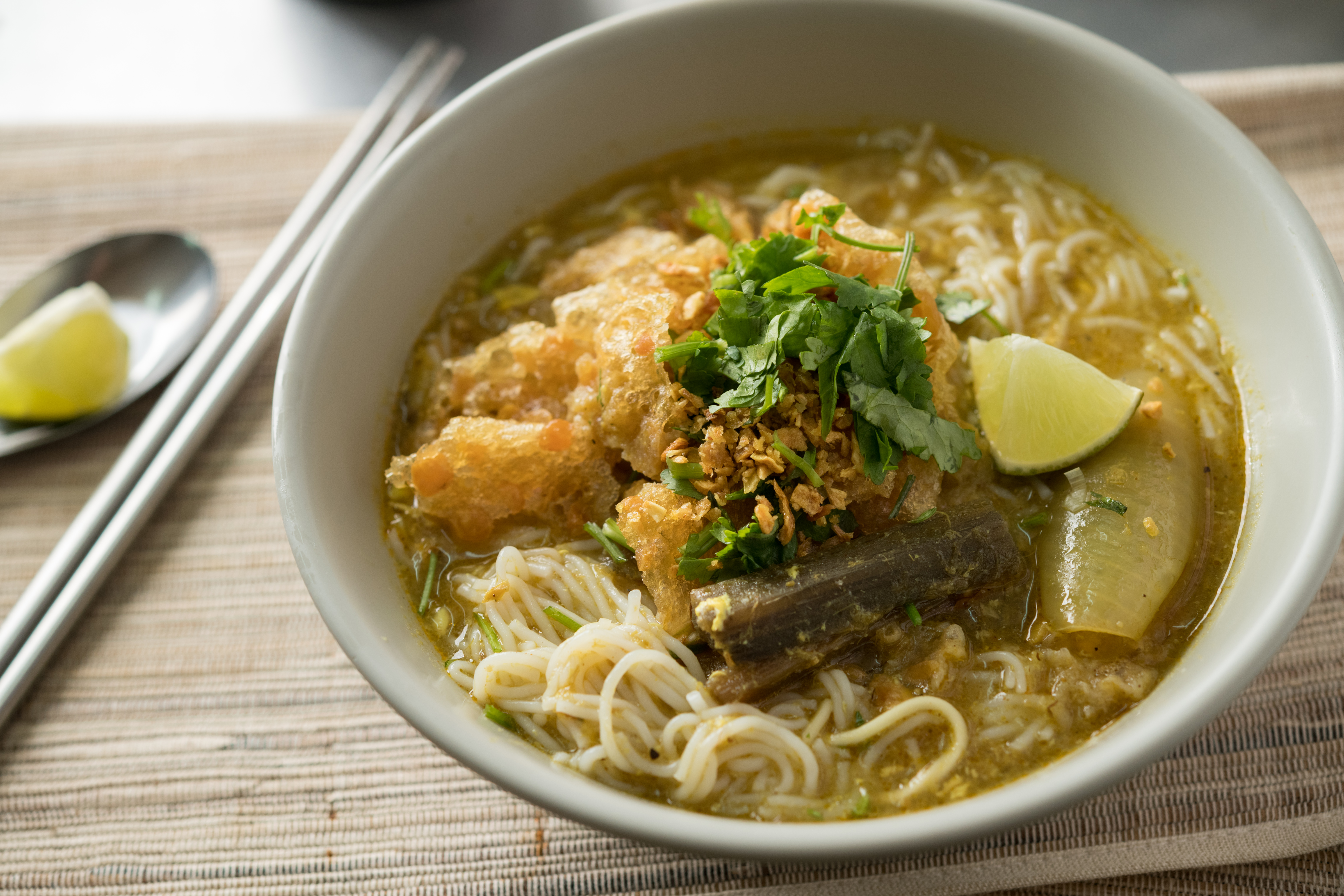 「魚湯麵」是用草魚和吳郭魚熬湯底，湯頭喝得到濃濃魚鮮味和魚肉末，米線Ｑ彈細滑。（60元／碗）