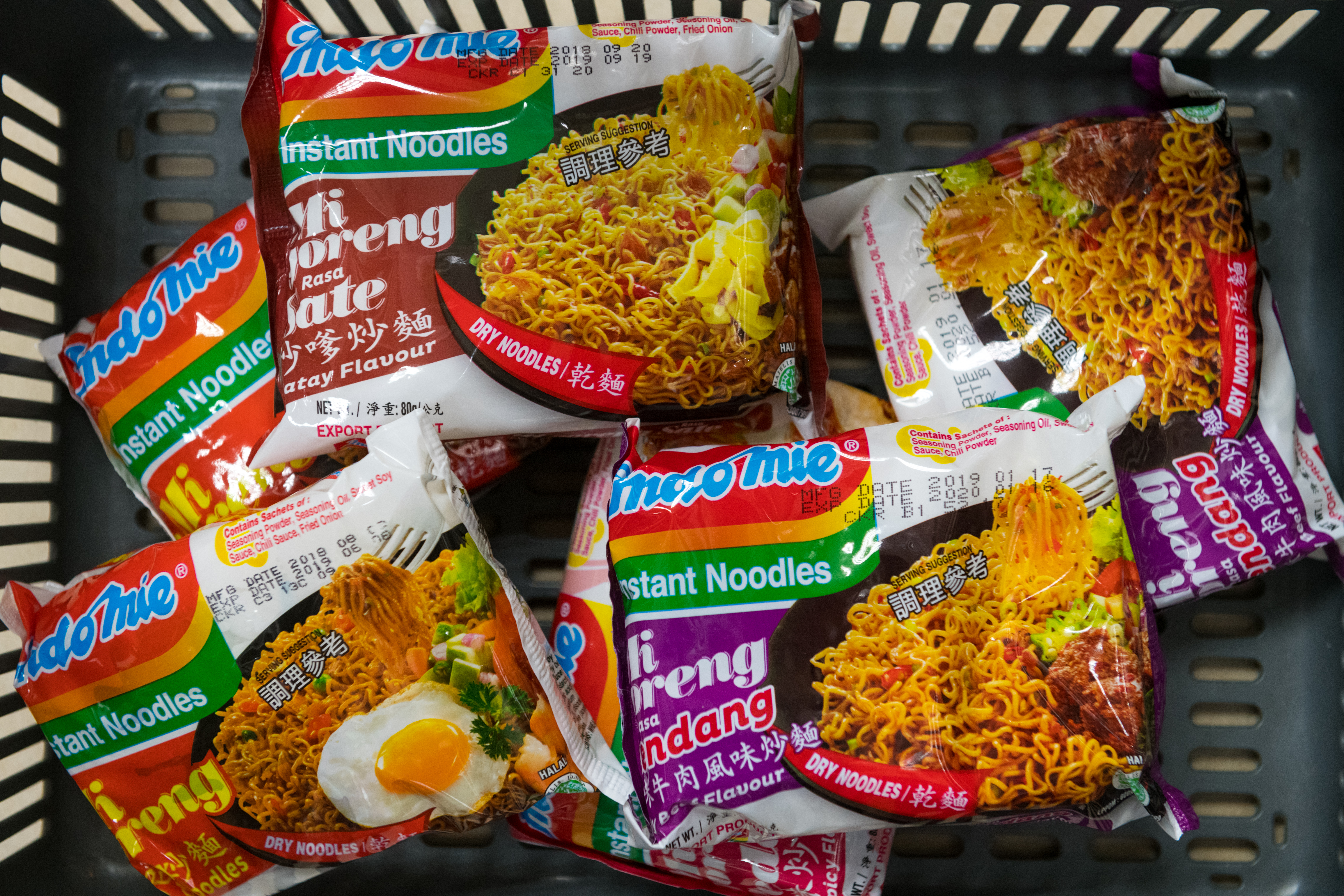 印尼泡麵口味多元，買越多包越便宜。
