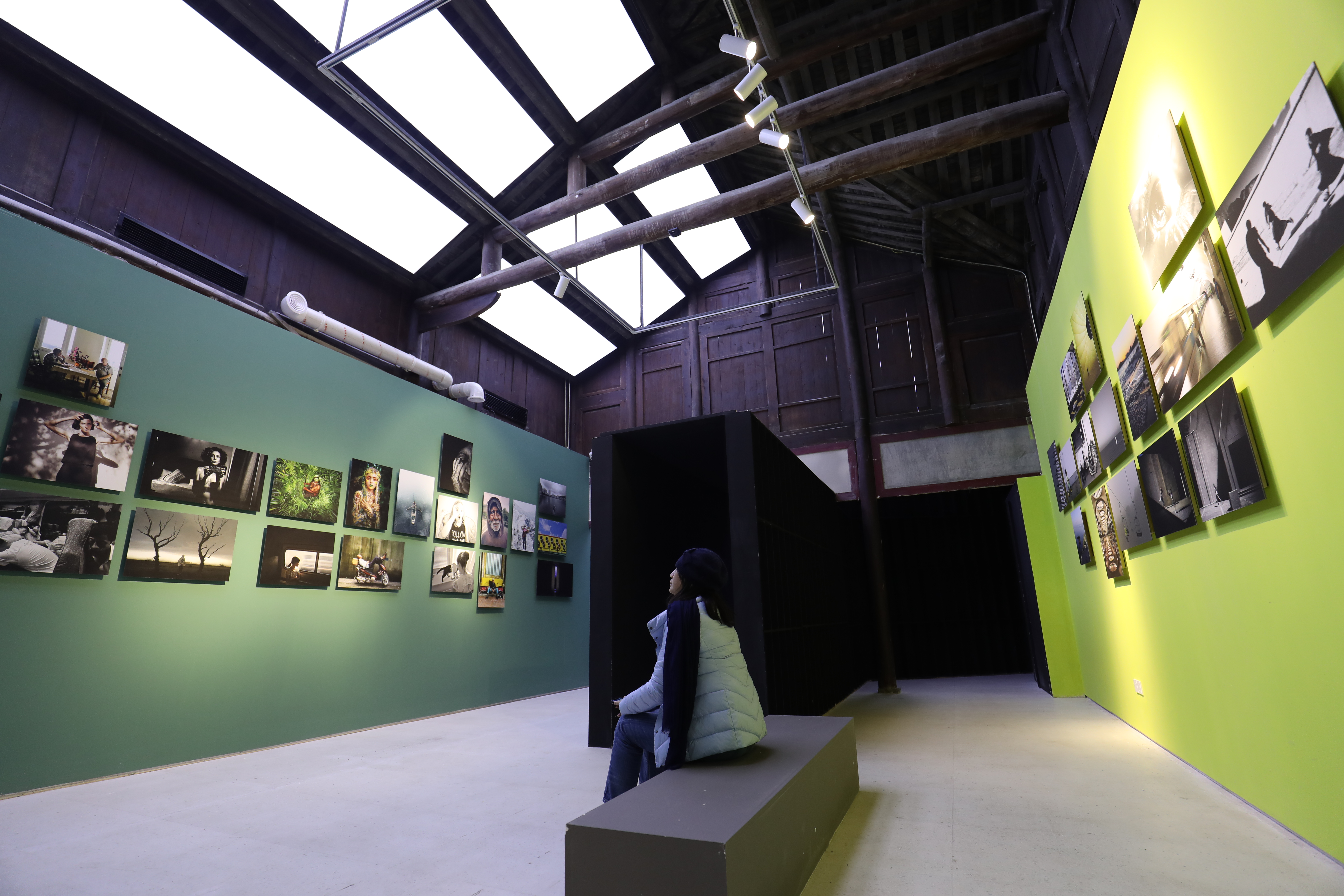 「華為藝術」的「華為新影像」展覽，展出許多得獎作品。