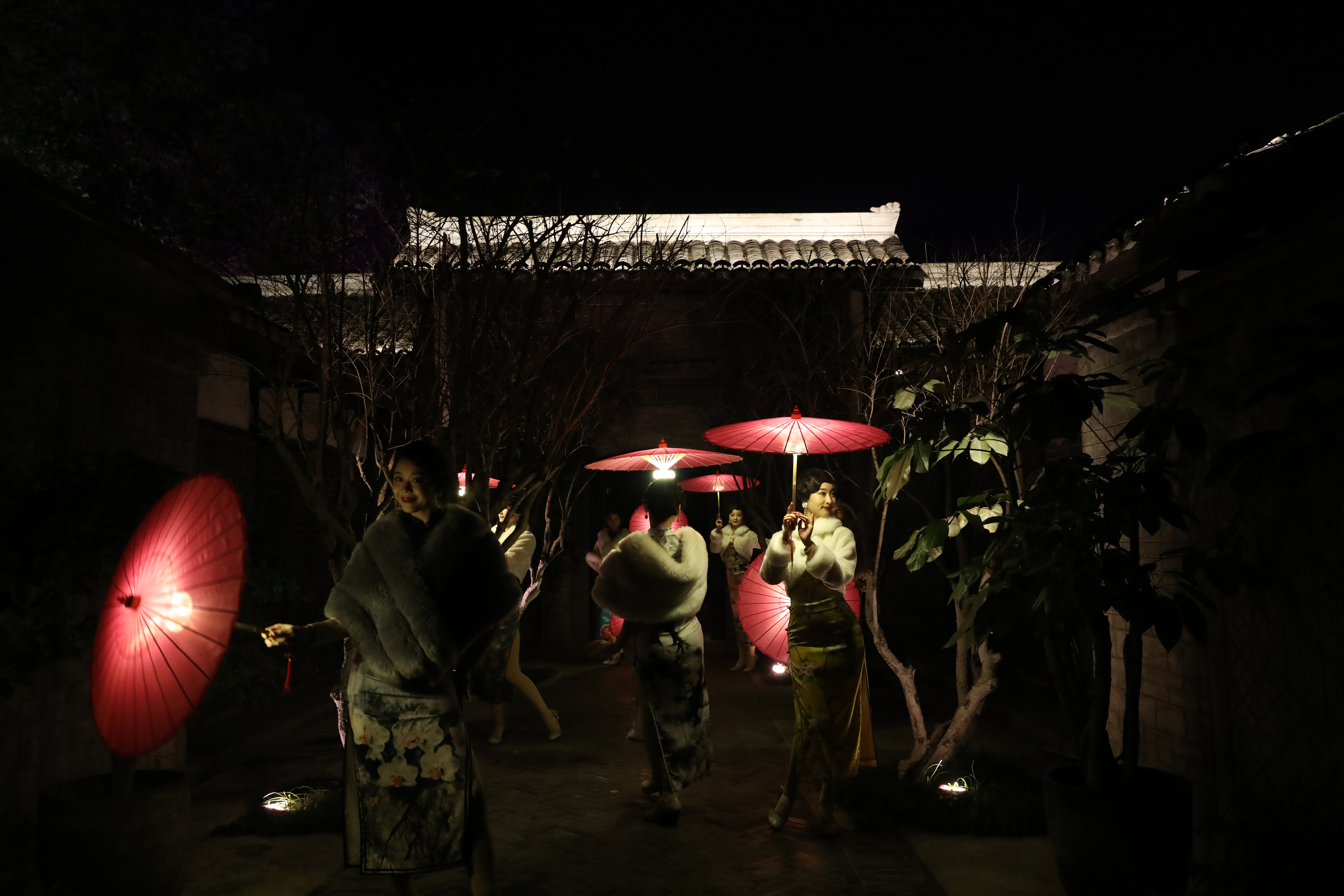 楊孟高公館的大門一開，便是旗袍美女開場，引領看客瞬間進入時光隧道。