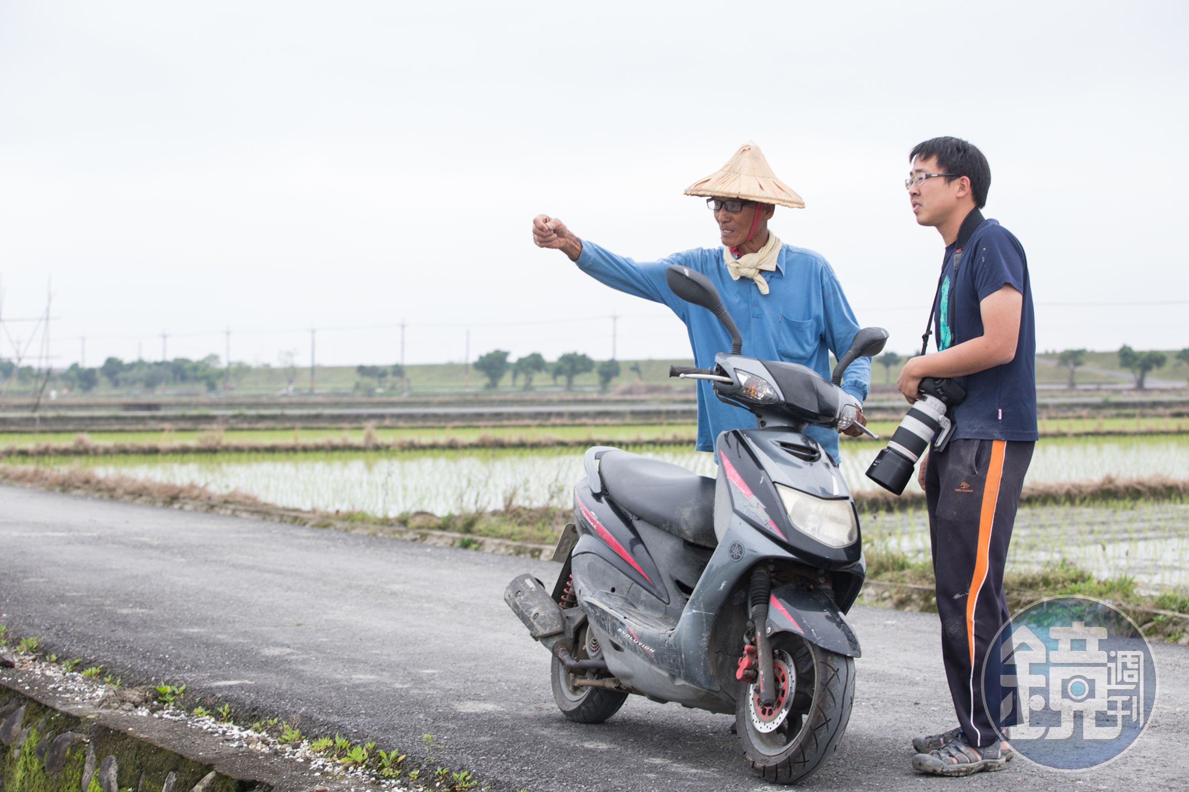 80歲的在地農民阿農伯（左）5年前認識林哲安，看他熱情又老實，也認同有機的理念，願意提供2.3甲的土地一起合作。