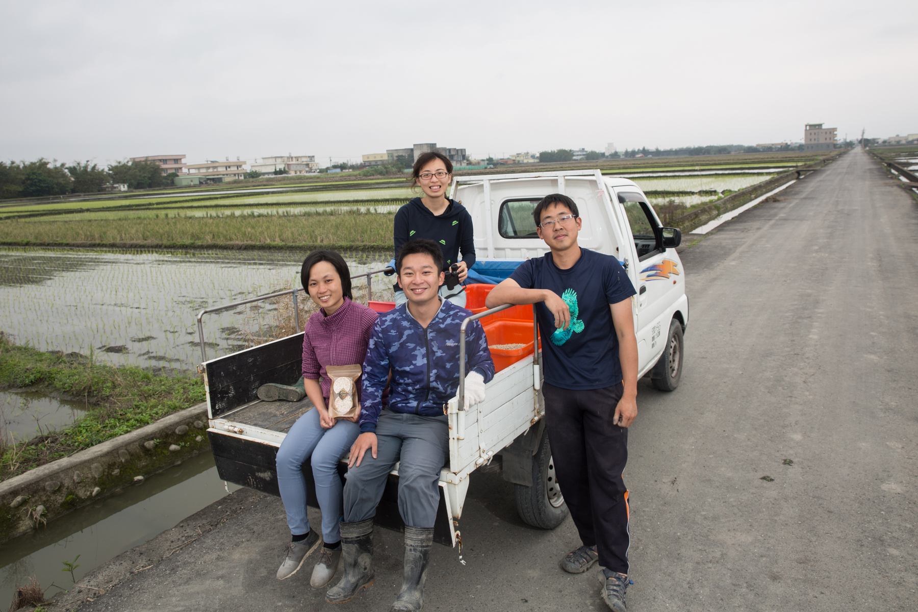 2年前林哲安（右）找來女友張家昀（左1）、學妹周雅淇（後）與父親的學生洪啟哲（中）加入團隊，4人分工合作，拓展客源也研發新品。