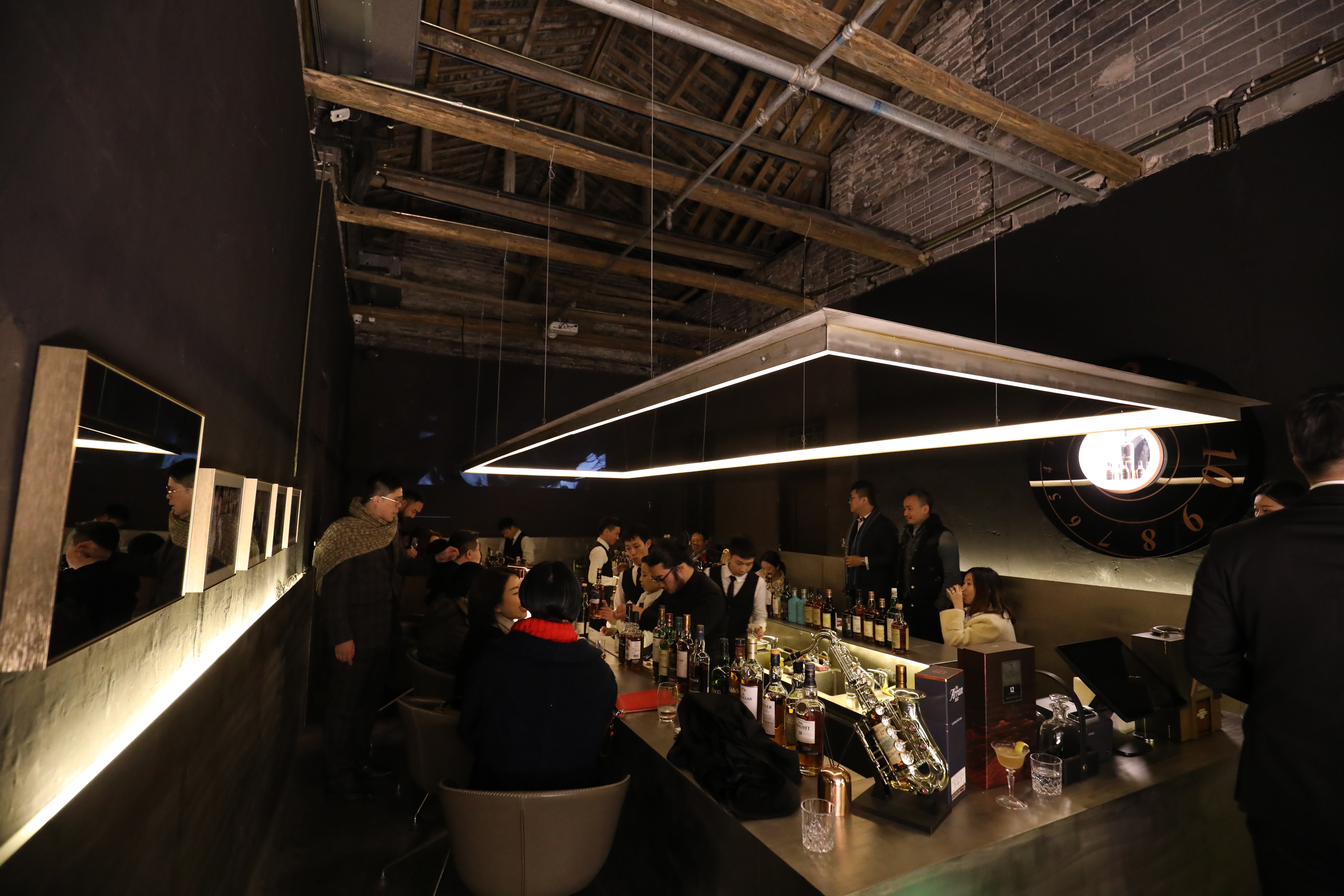 安仁古鎮上新開幕的「安仁新威士忌思想空間」，位在實境劇的舞台後方，看完精彩演出，最適合來這兒與好友把酒言歡。