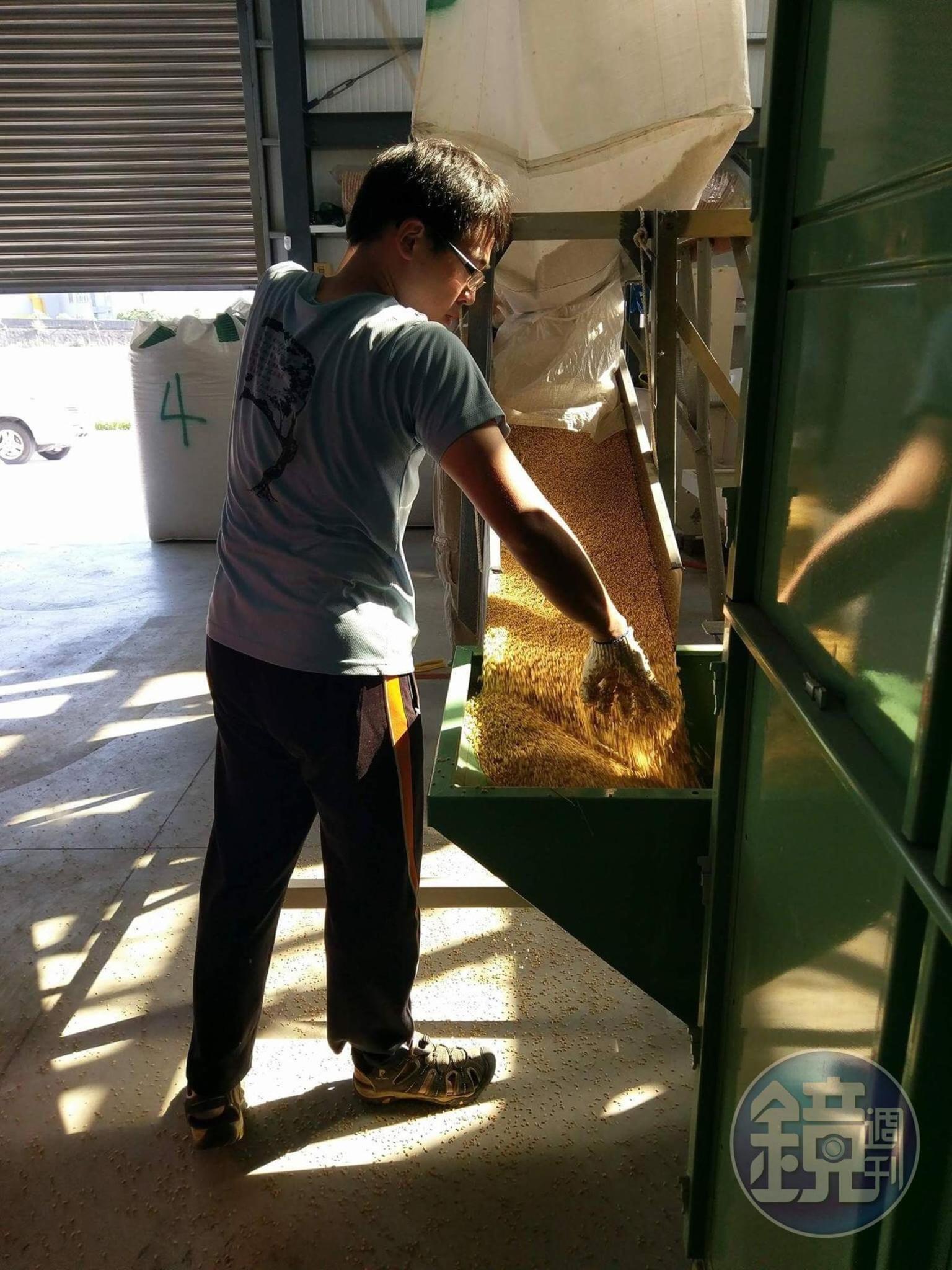 剛創業時林哲安只敢買最陽春型的機具,這幾年合作的農民人數與收成的稻穀量變多才慢慢替換。