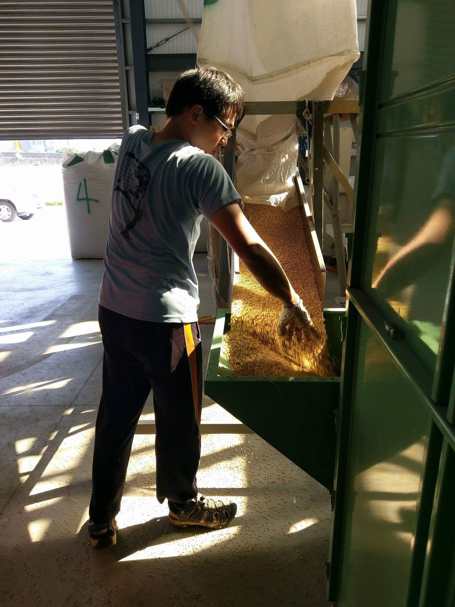 剛創業時林哲安只敢買最陽春型的機具，這幾年合作的農民人數與收成的稻穀量變多才慢慢替換。