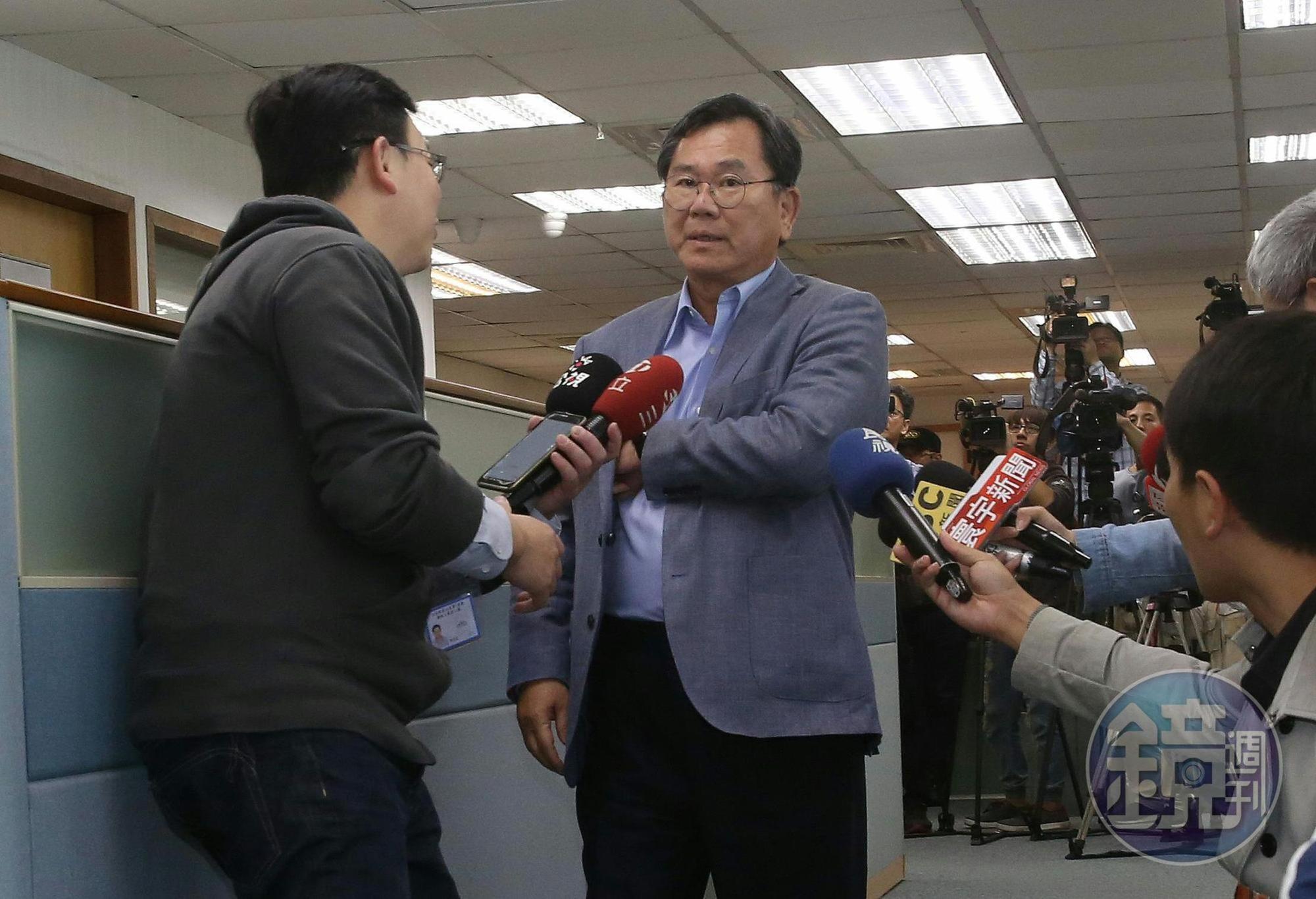 英系中常委陳明文被問到是否有意提案再延遲總統初選時程，嚴詞否認。