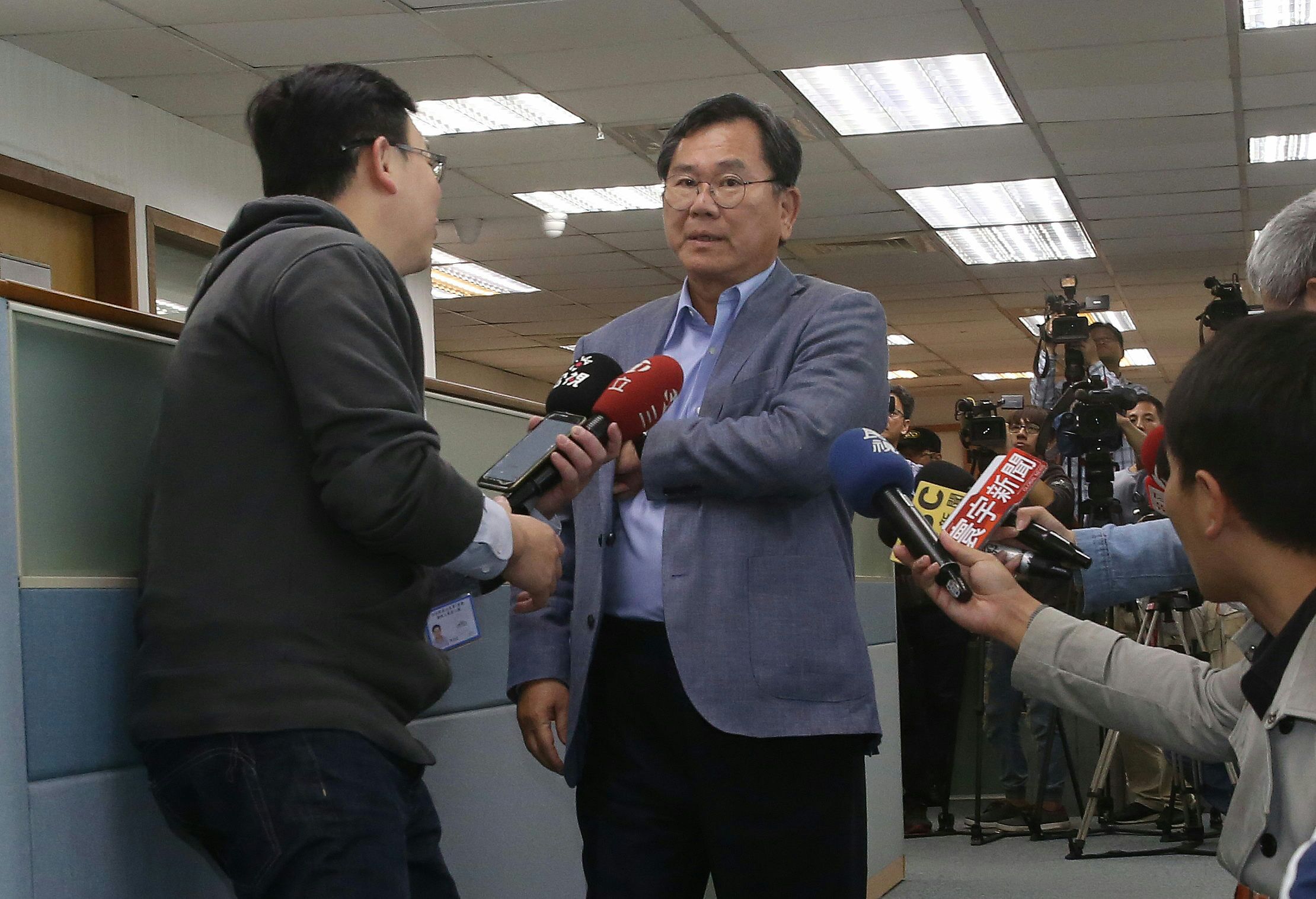 英系中常委陳明文被問到是否有意提案再延遲總統初選時程,嚴詞否認。