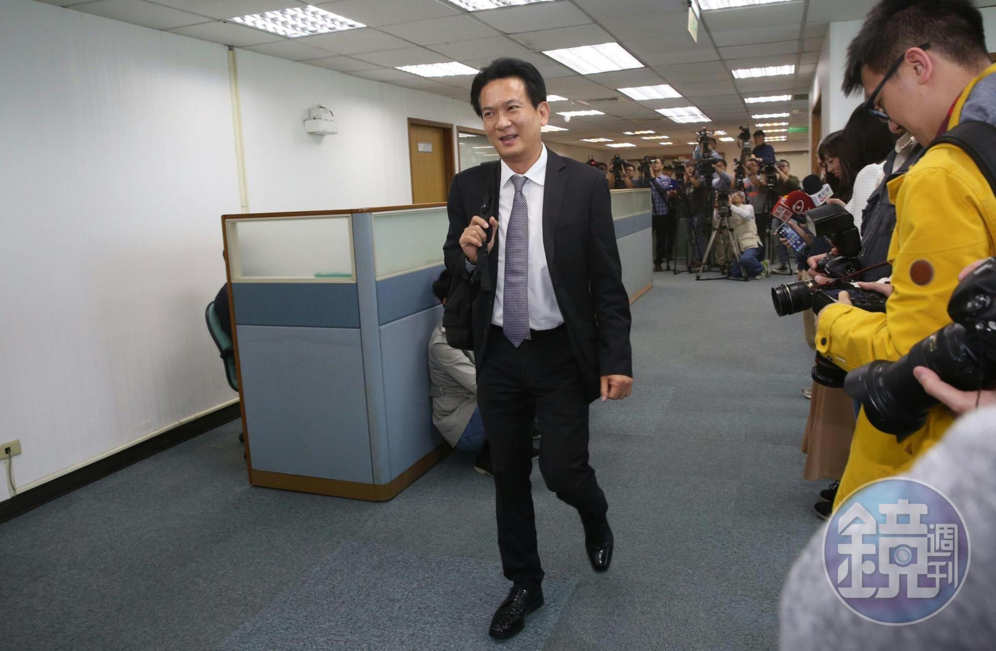 賴清德子弟兵、立委林俊憲出席民進黨中執會。