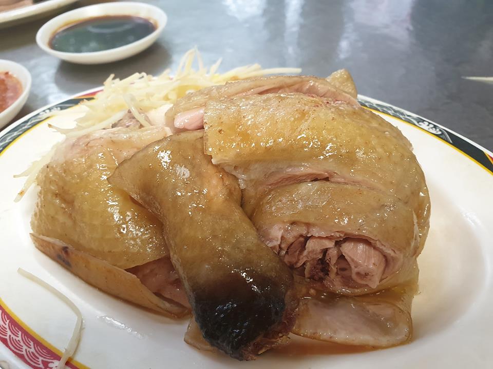 「賣麵炎仔」的招牌雞肉料理。（翻攝賣麵炎仔粉專）