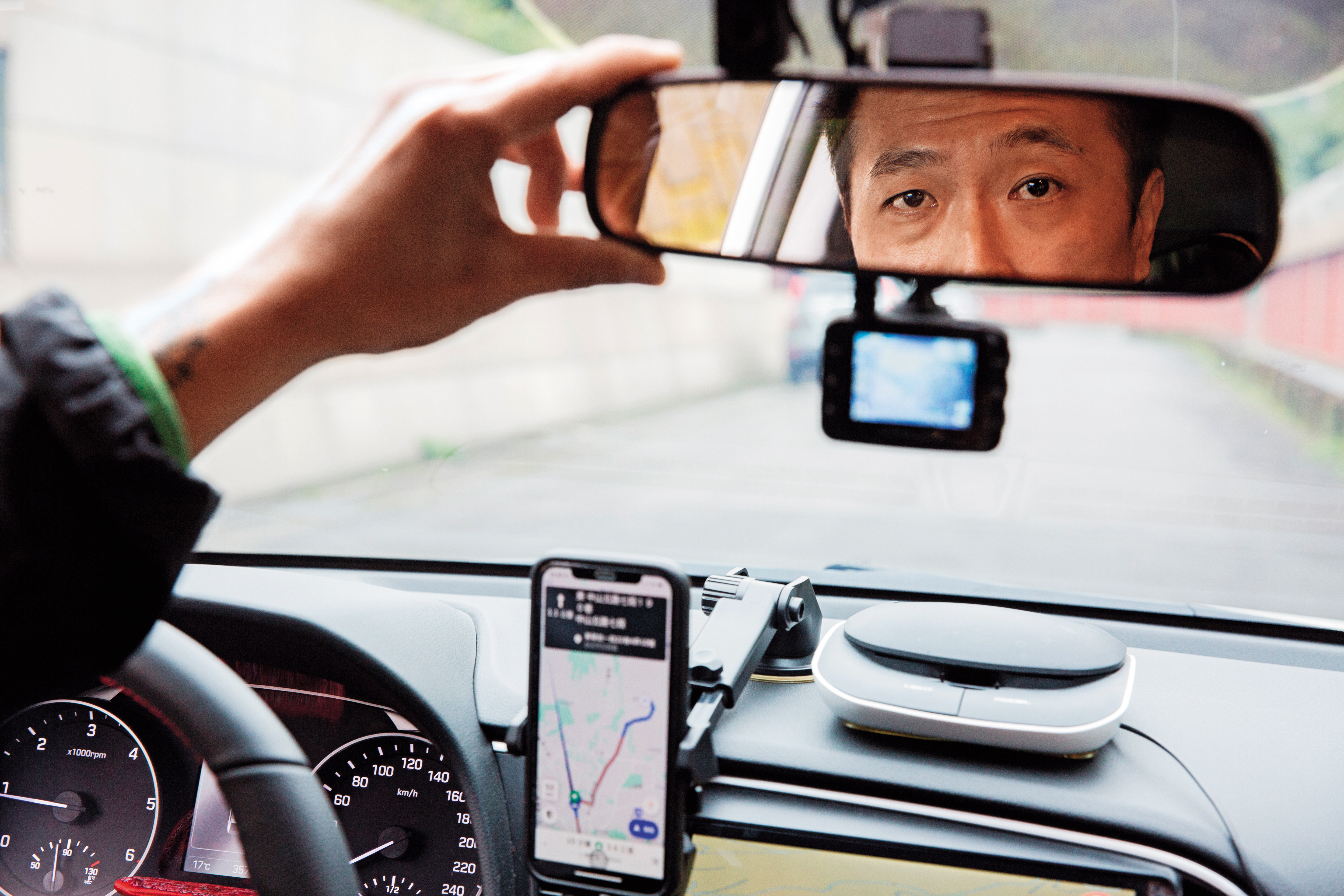 經商失敗後，張居財放下驕傲自尊，靠著駕駛Uber重新出發。