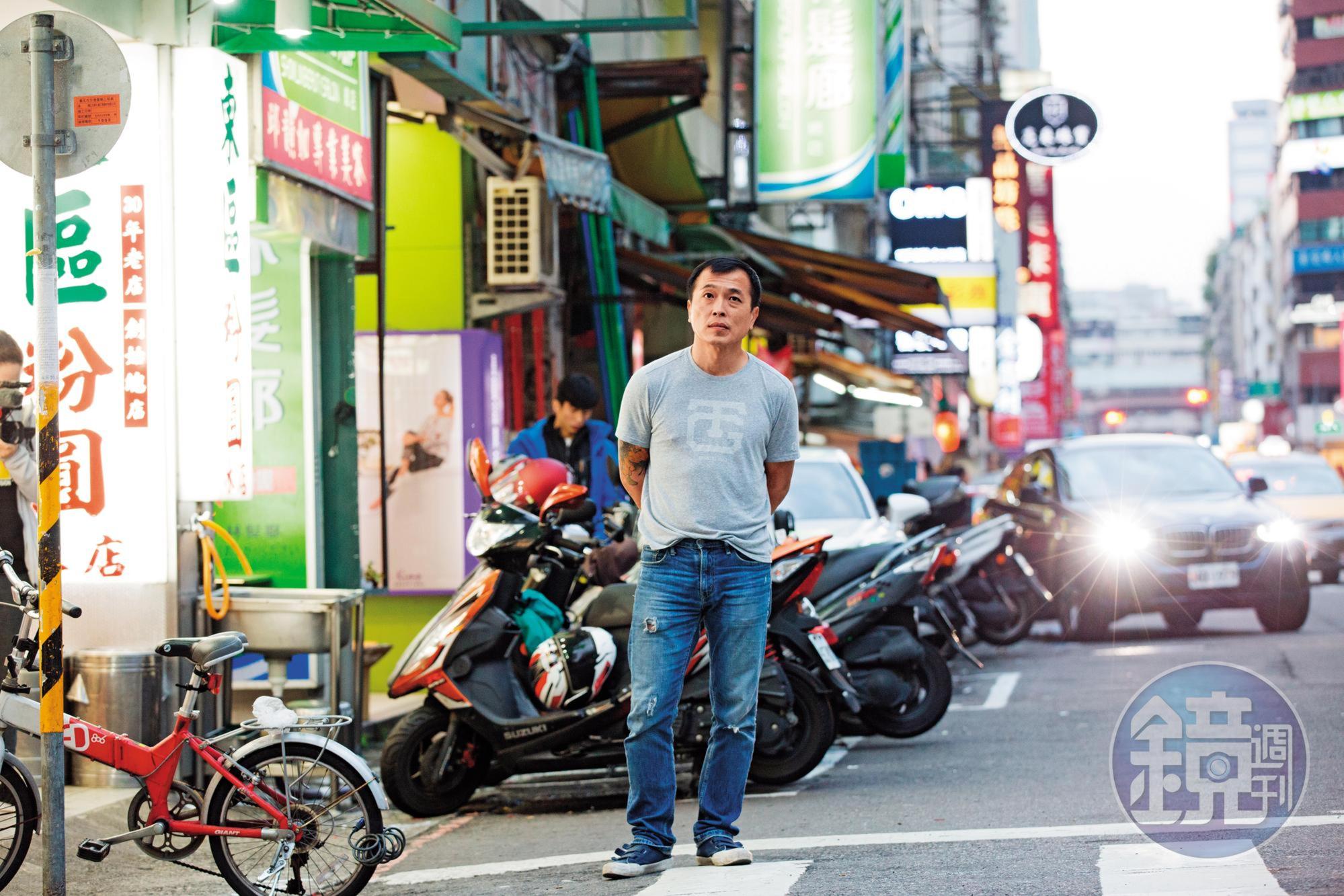 台北市東區曾是張居財的事業發跡地,重回舊地想起今昔對比,不禁百感交集。
