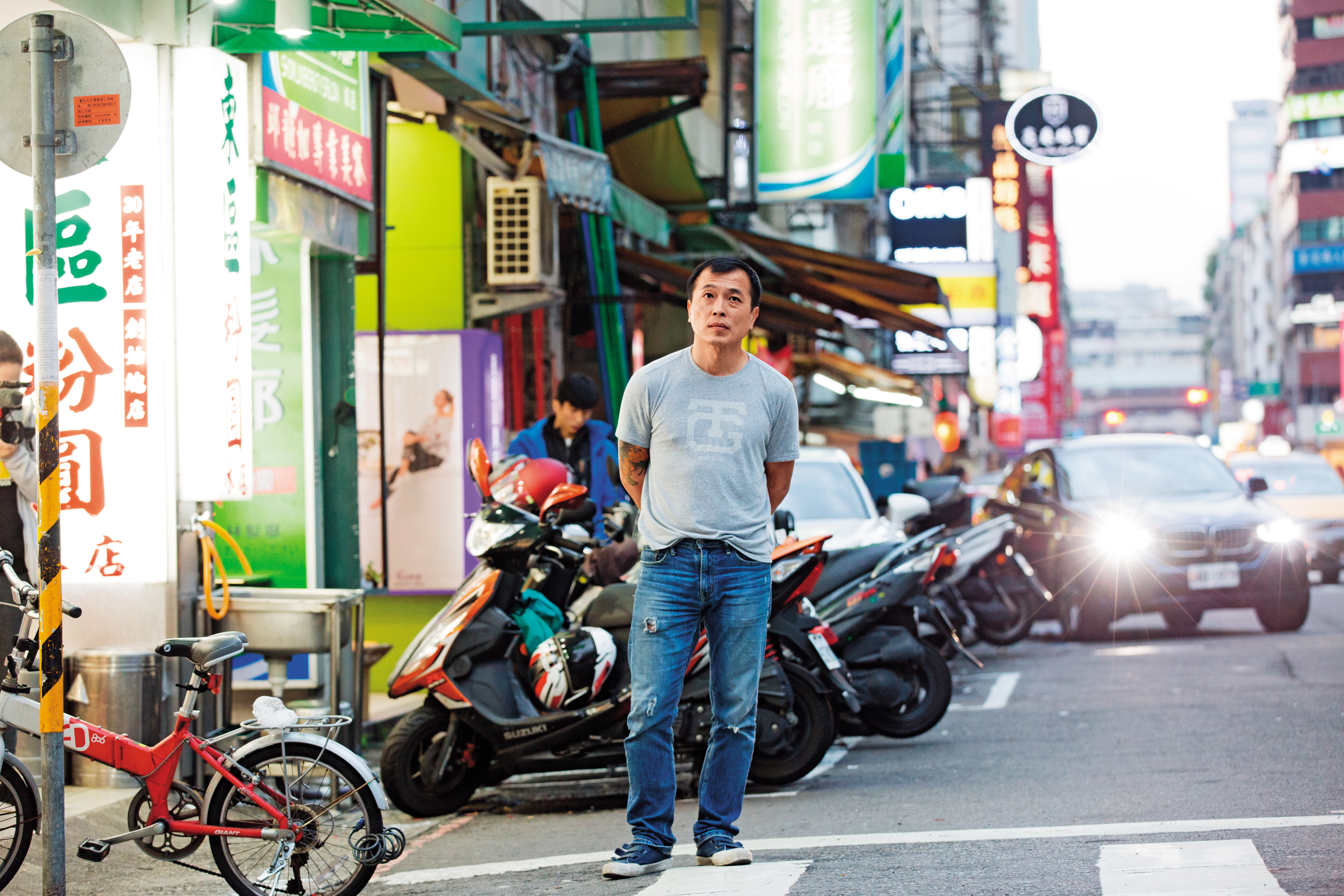 台北市東區曾是張居財的事業發跡地，重回舊地想起今昔對比，不禁百感交集。