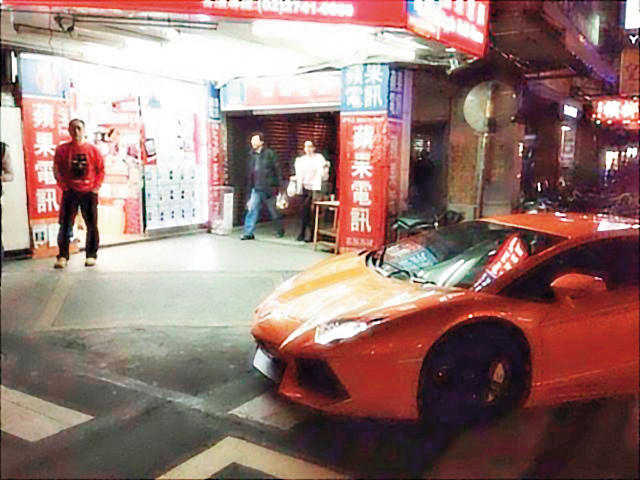 靠著批發大盤握有價格優勢，蘋果電訊曾是東區手機夯店，但網路評價二極。（張居財提供）