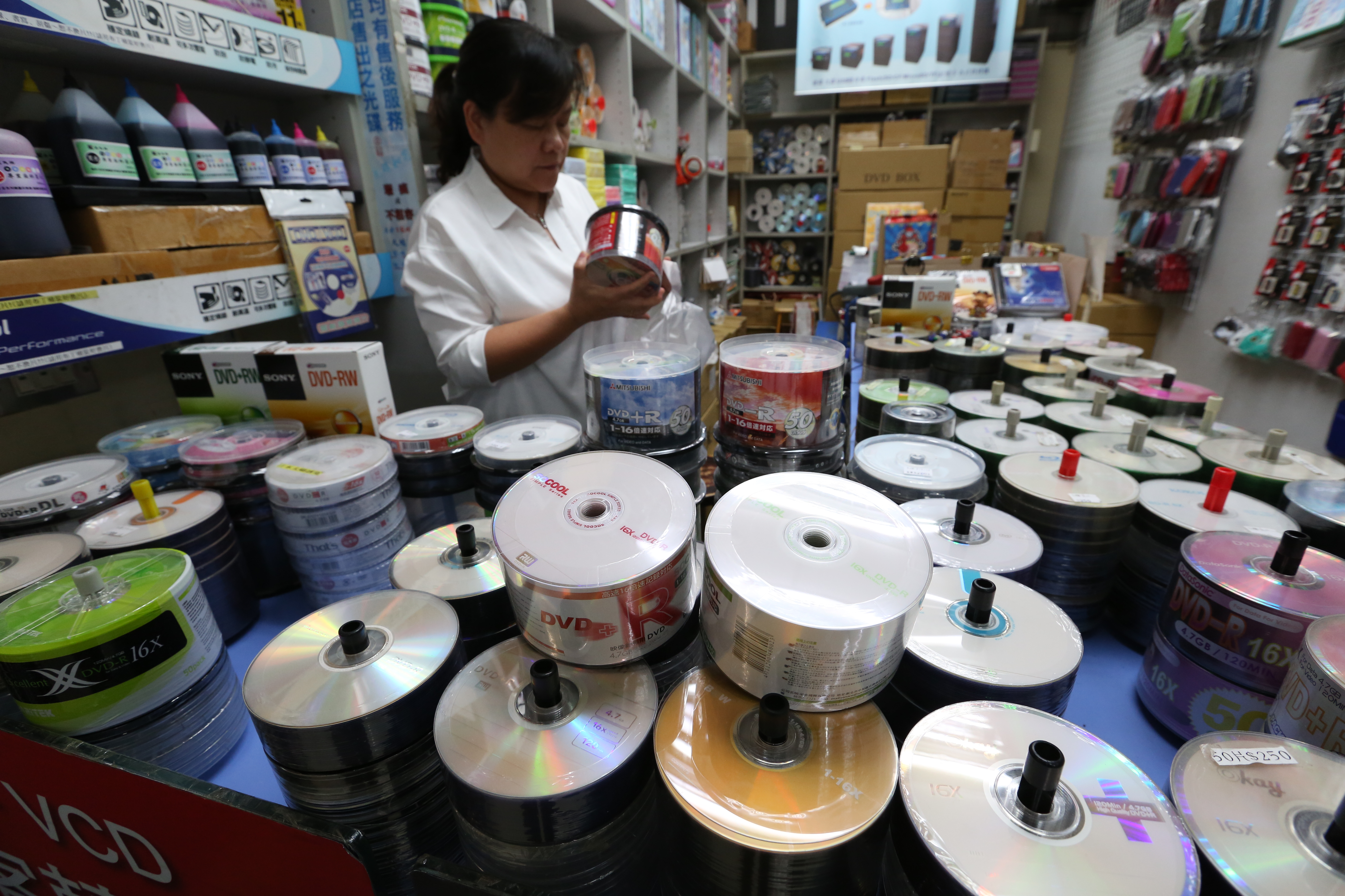 光碟大廠中環近年積極轉型文創產業，去年每股賺0.24元。圖為中環光碟片。