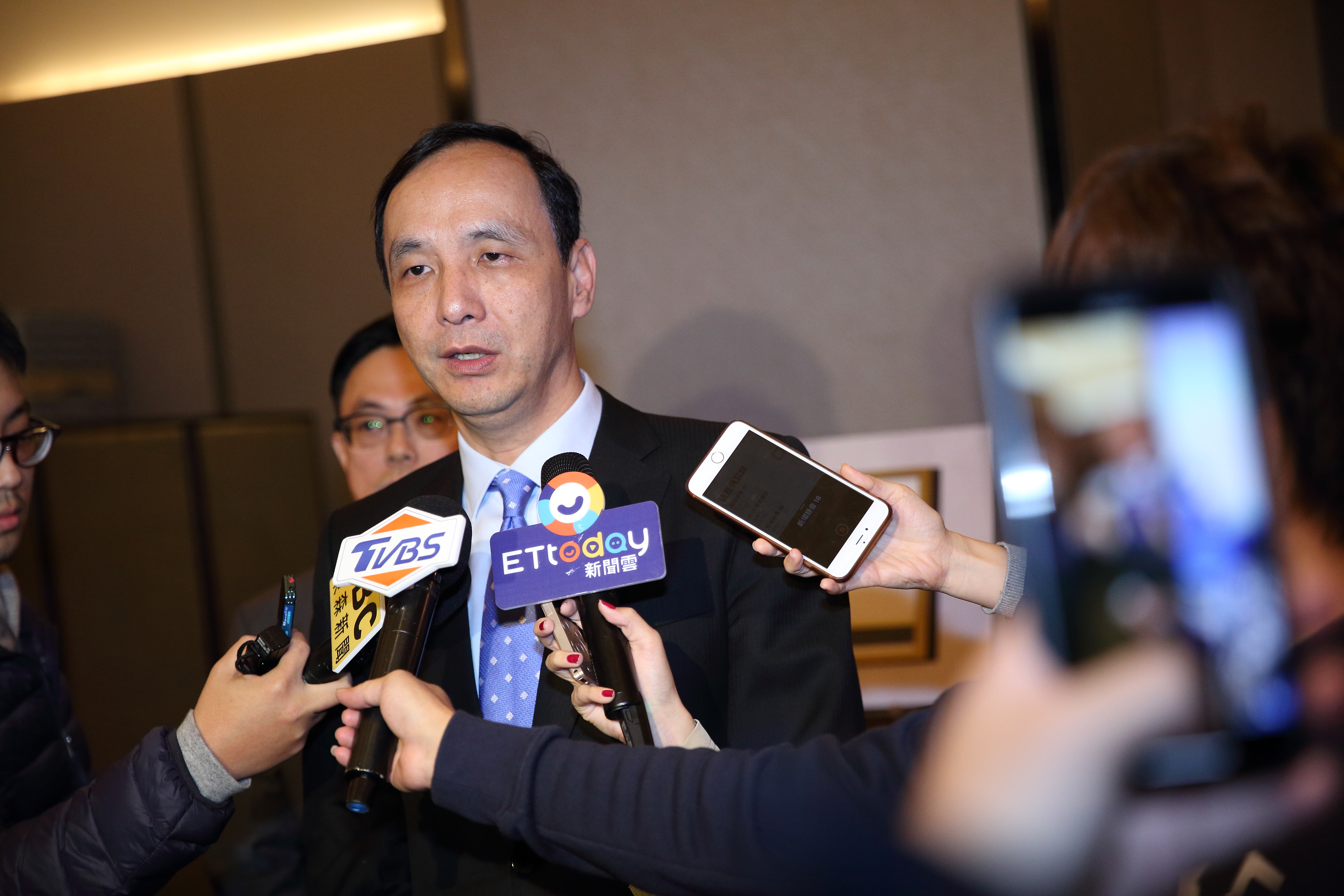 對於黨內傳出不放棄徵召韓國瑜參與初選，前新北市長朱立倫表示：「既然要徵召就不要辦初選」。