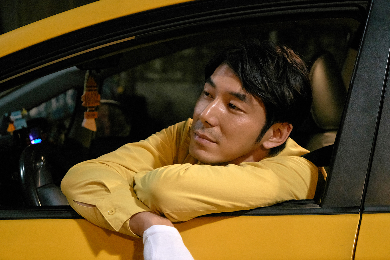 李李仁飾演計程車司機，竟能把人載到異時空。（歐銻銻娛樂提供）