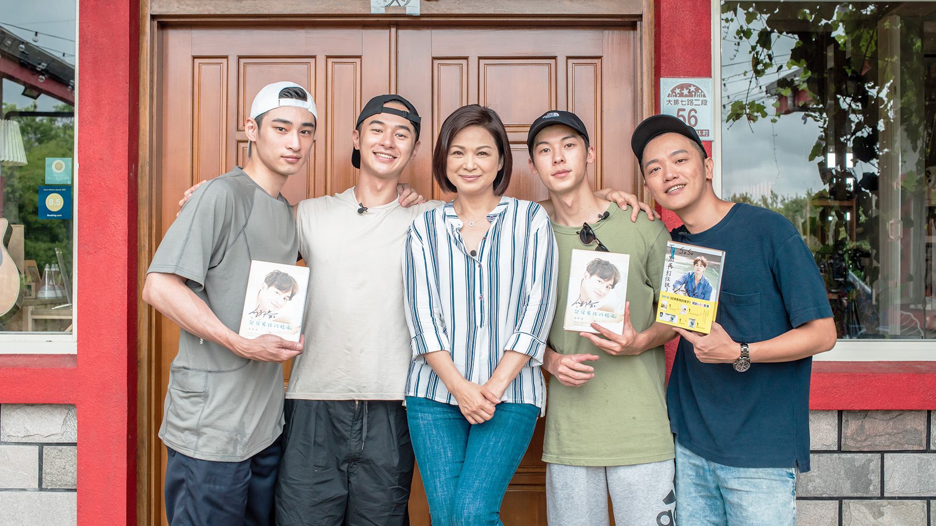 許光漢、章廣辰為好友代班，老闆娘楊貴媚也對兩位的表現十分滿意。（公視提供）